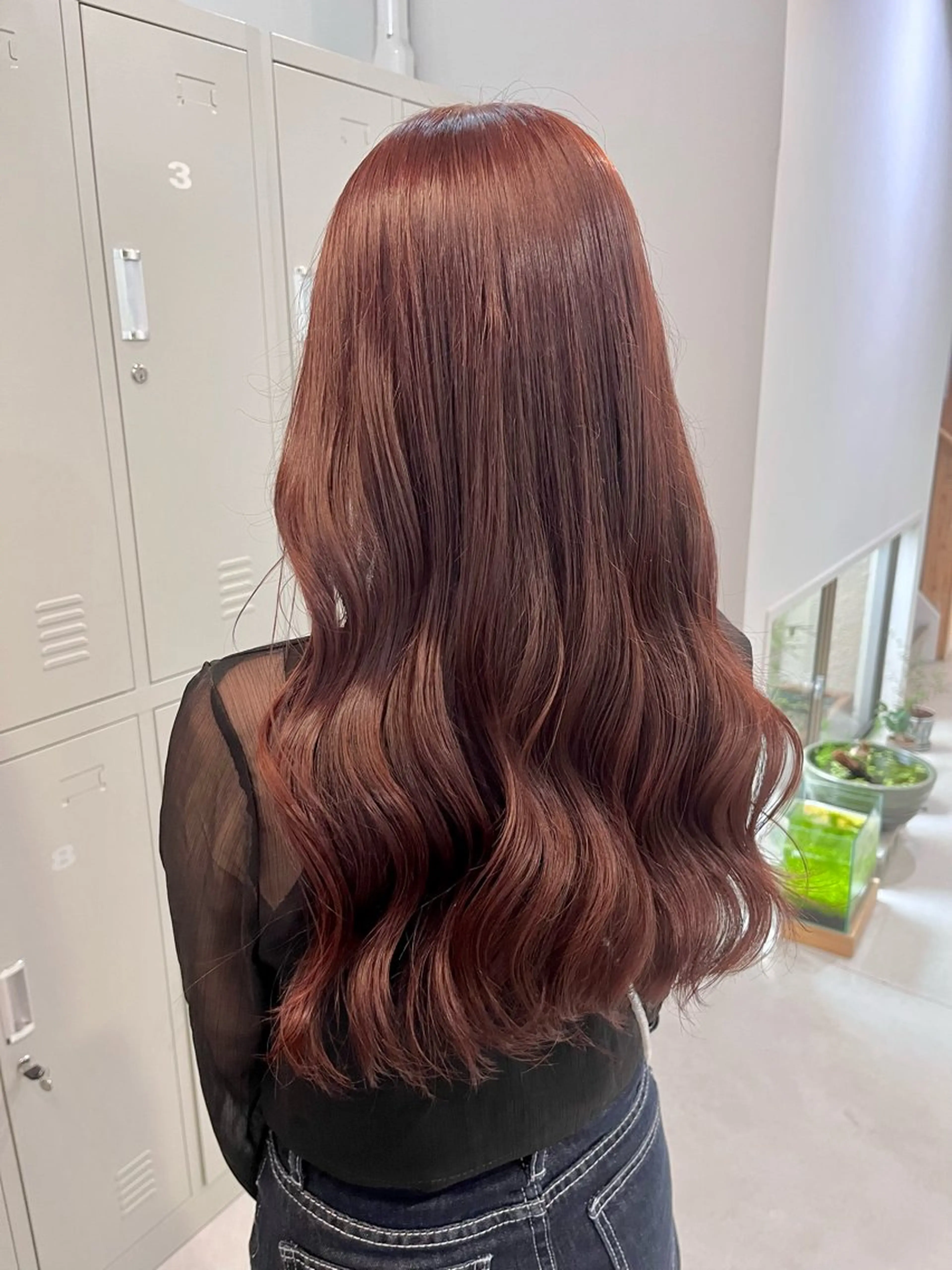 ロング レッドブラウン ヘアカラー トリートメント ブリーチなしカラー レイヤーカットのヘアスタイル