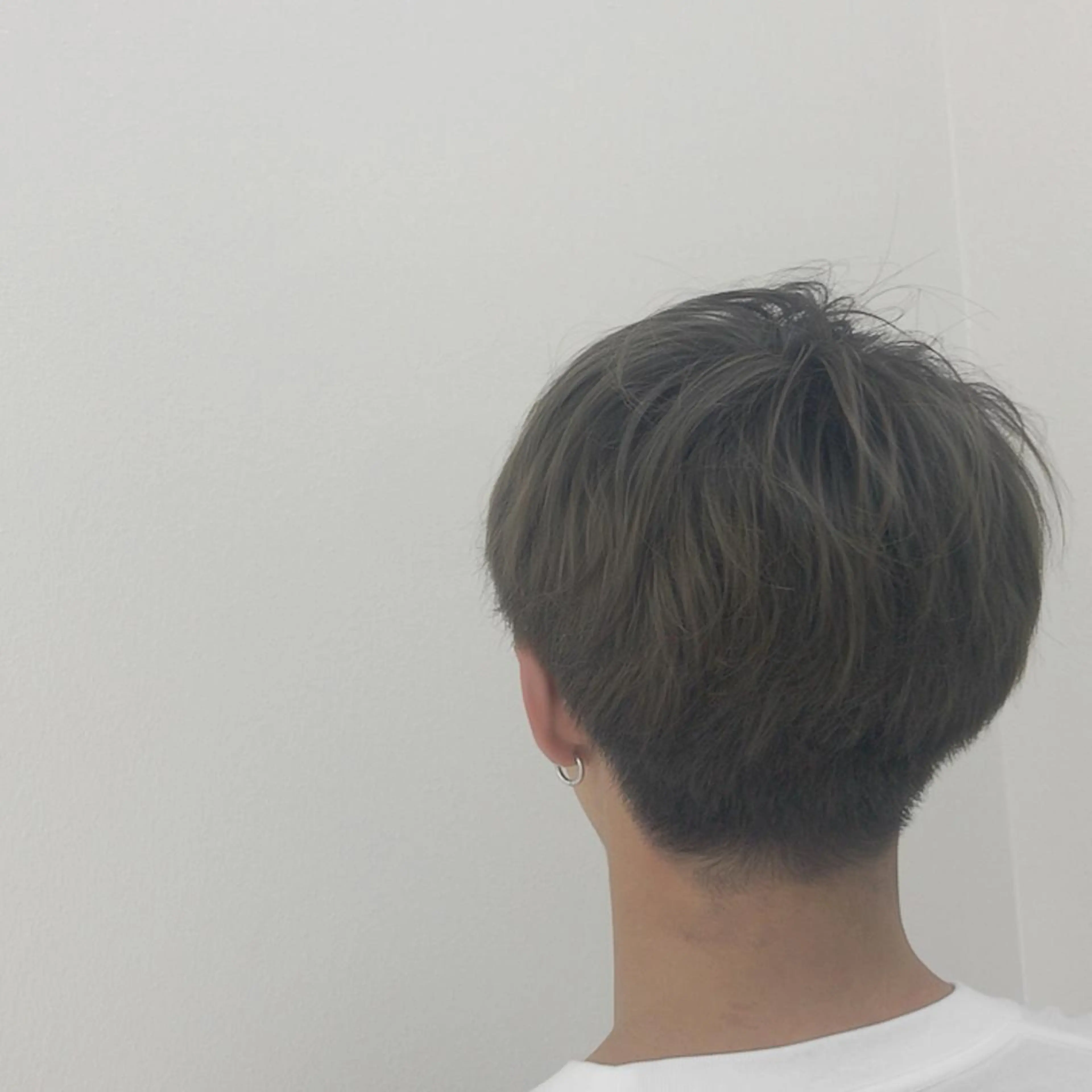 ショート カラー アッシュ ブリーチ シルバー シルバーアッシュ Rayt  hair所属・Rayt hair レイトヘアーのヘアスタイル