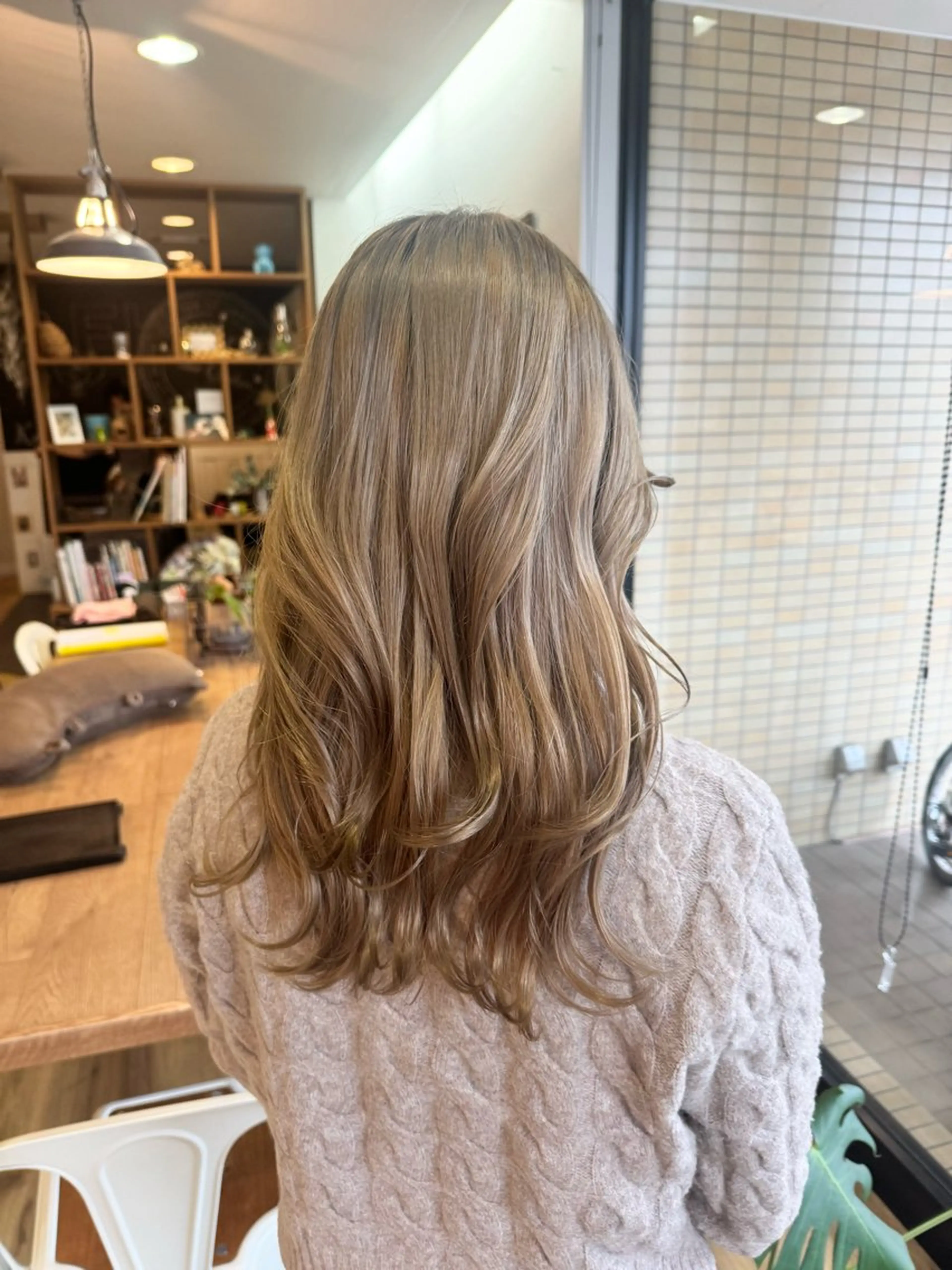ロング カラー グレージュ ヘアカラー トリートメント ツキダテ ユイのヘアスタイル