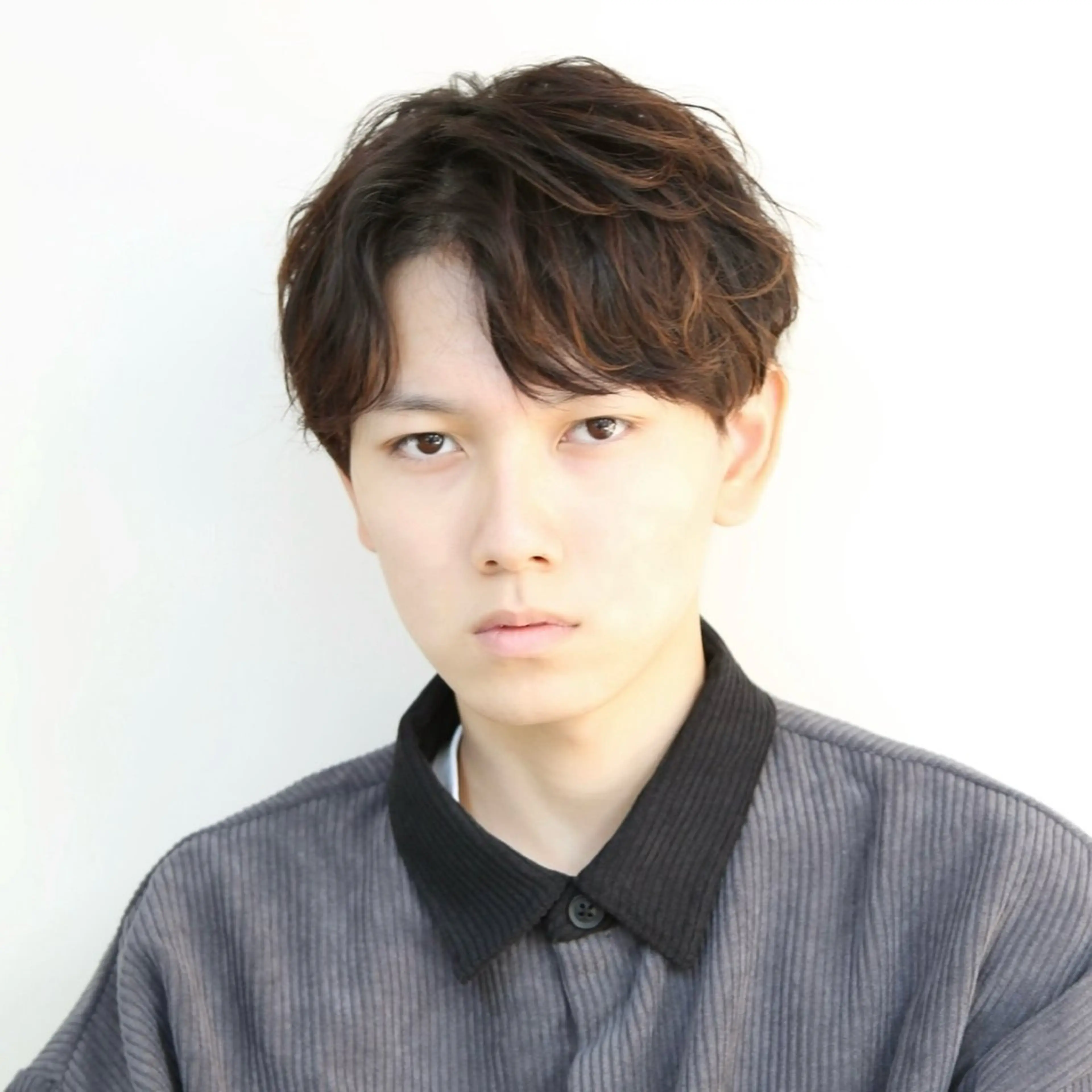 ショート カラー パーマ メンズ ビジネス センターパート メンズパーマ 刈り上げ IZUMI/表参道/ メンズ特化/ビジネスのヘアスタイル