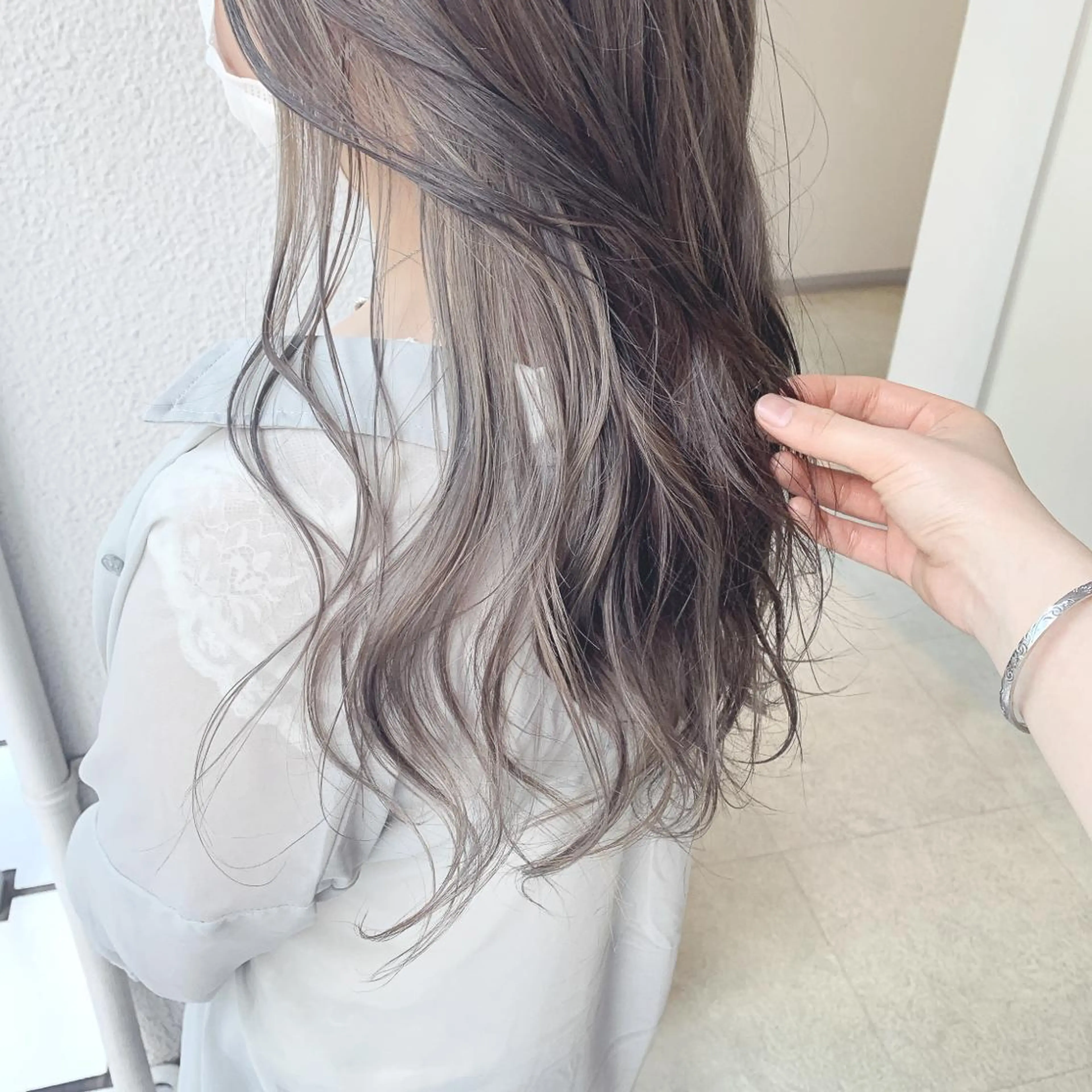 ロング カラー 小泉 葵のヘアスタイル