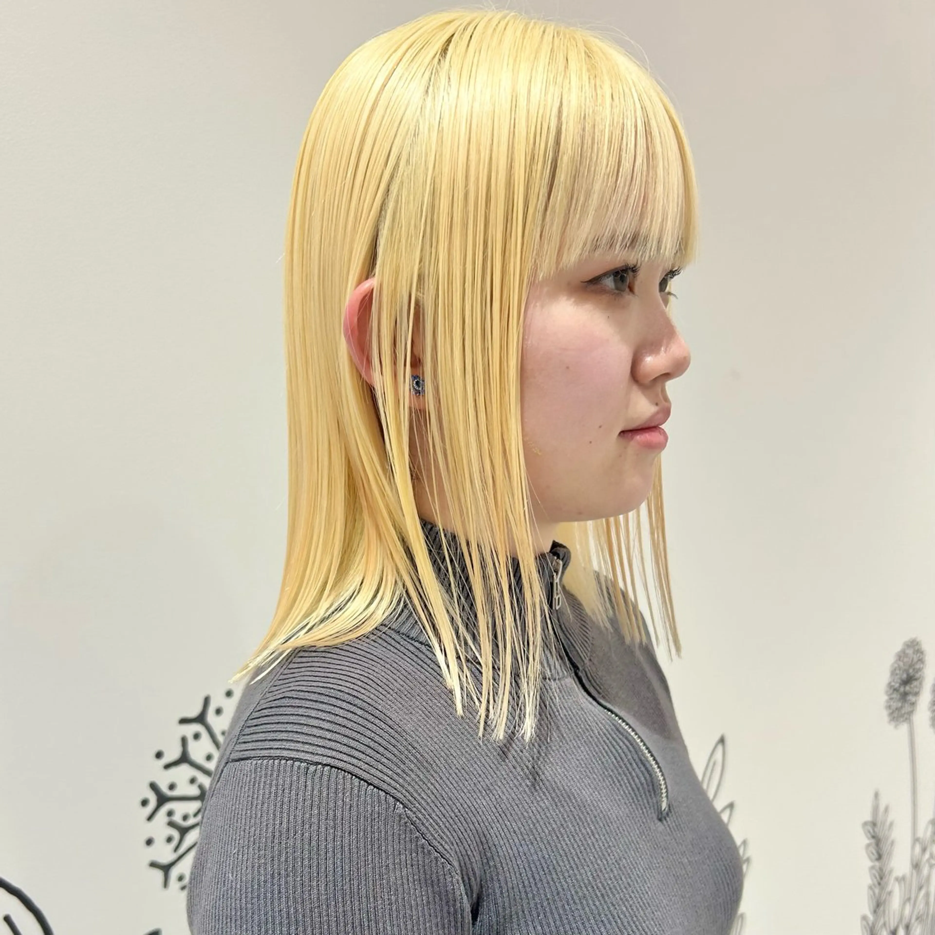 ミディアム カラー ブリーチ 抜きっぱなしブロンド カット ヘアカラー トリートメント ブリーチ/Wカラー パーマ/似合せカットのヘアスタイル