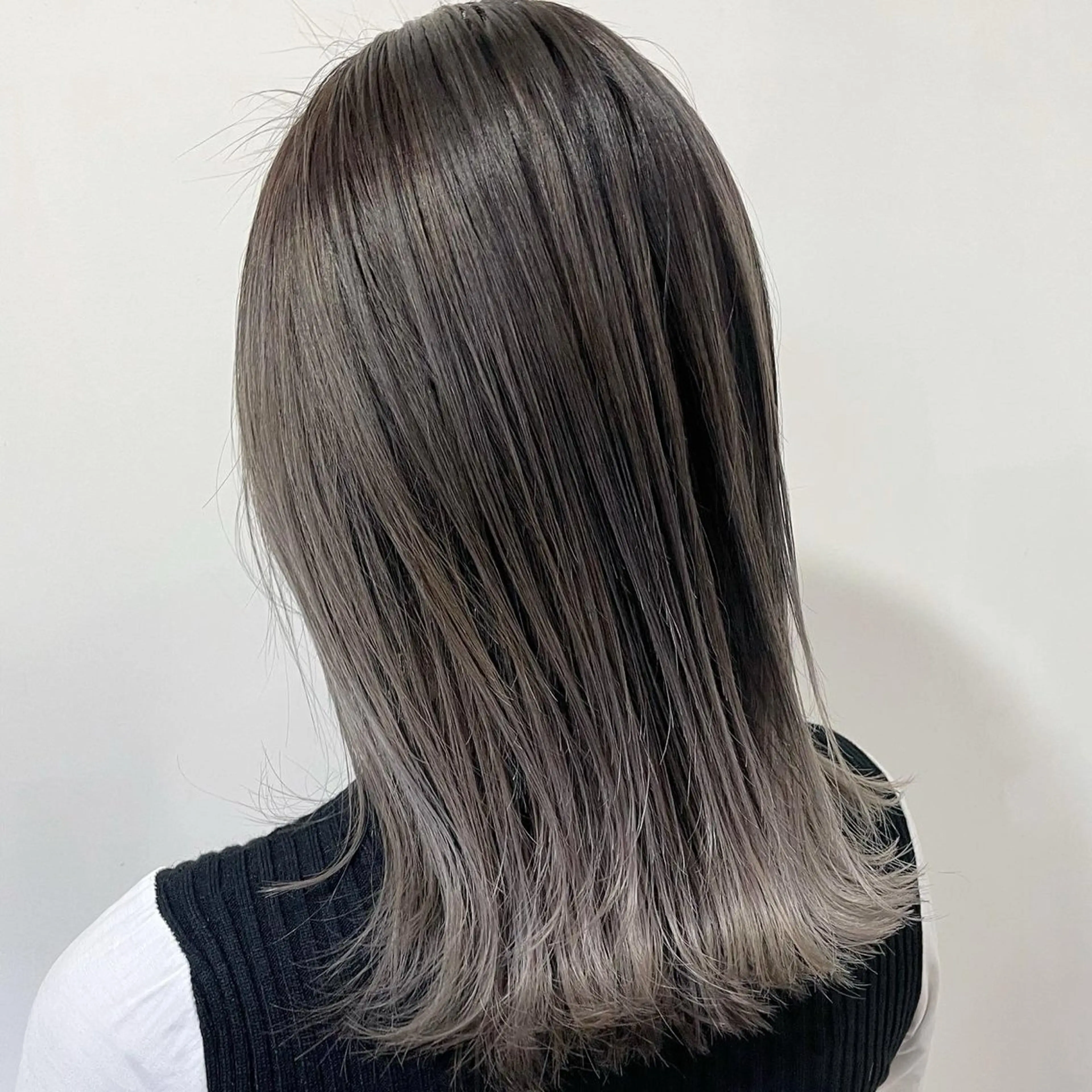 セミロング YUUKI/艶カラー レイヤーカットのヘアスタイル