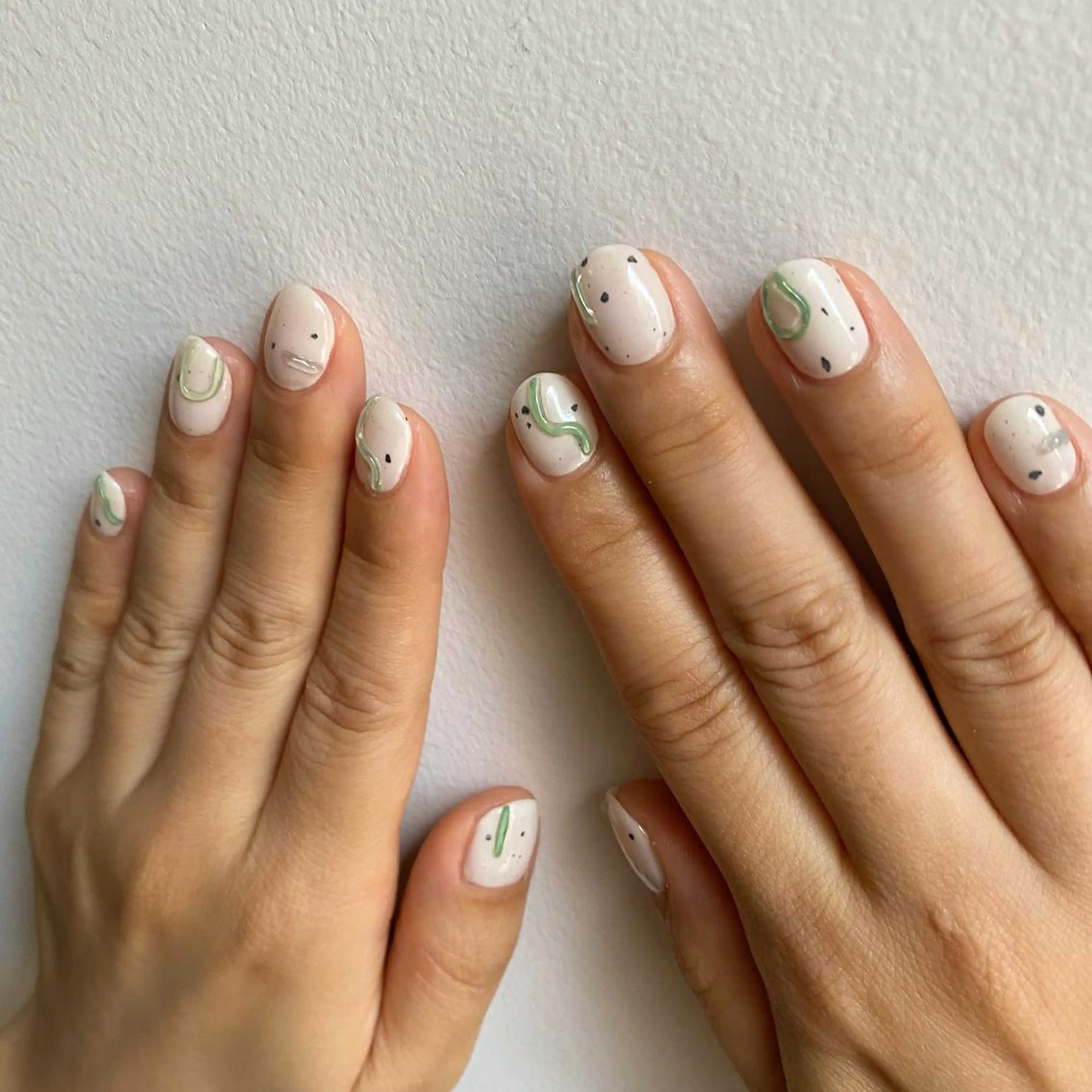 ネイル マグネットネイル ニュアンスネイル ピンク ピスタチオネイル 赤色 ハンドネイル nailist SAYAのネイルデザイン
