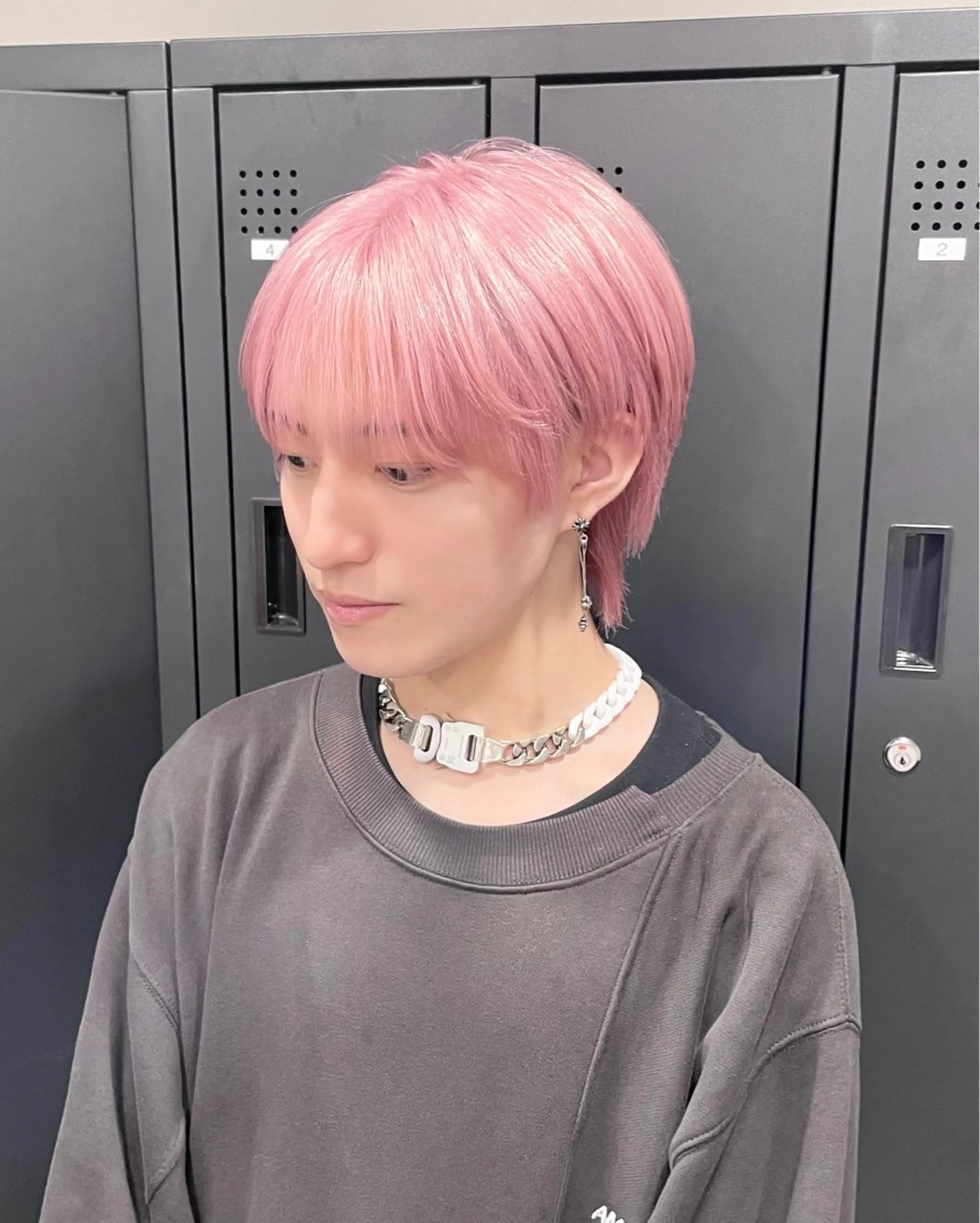 ミディアム カラー メンズ メンズハイトーン ハイトーンカラー ピンクカラー ホワイトピンク ヘアカラー トリートメント ブリーチ特化 ハイトーンRYOYAのヘアスタイル