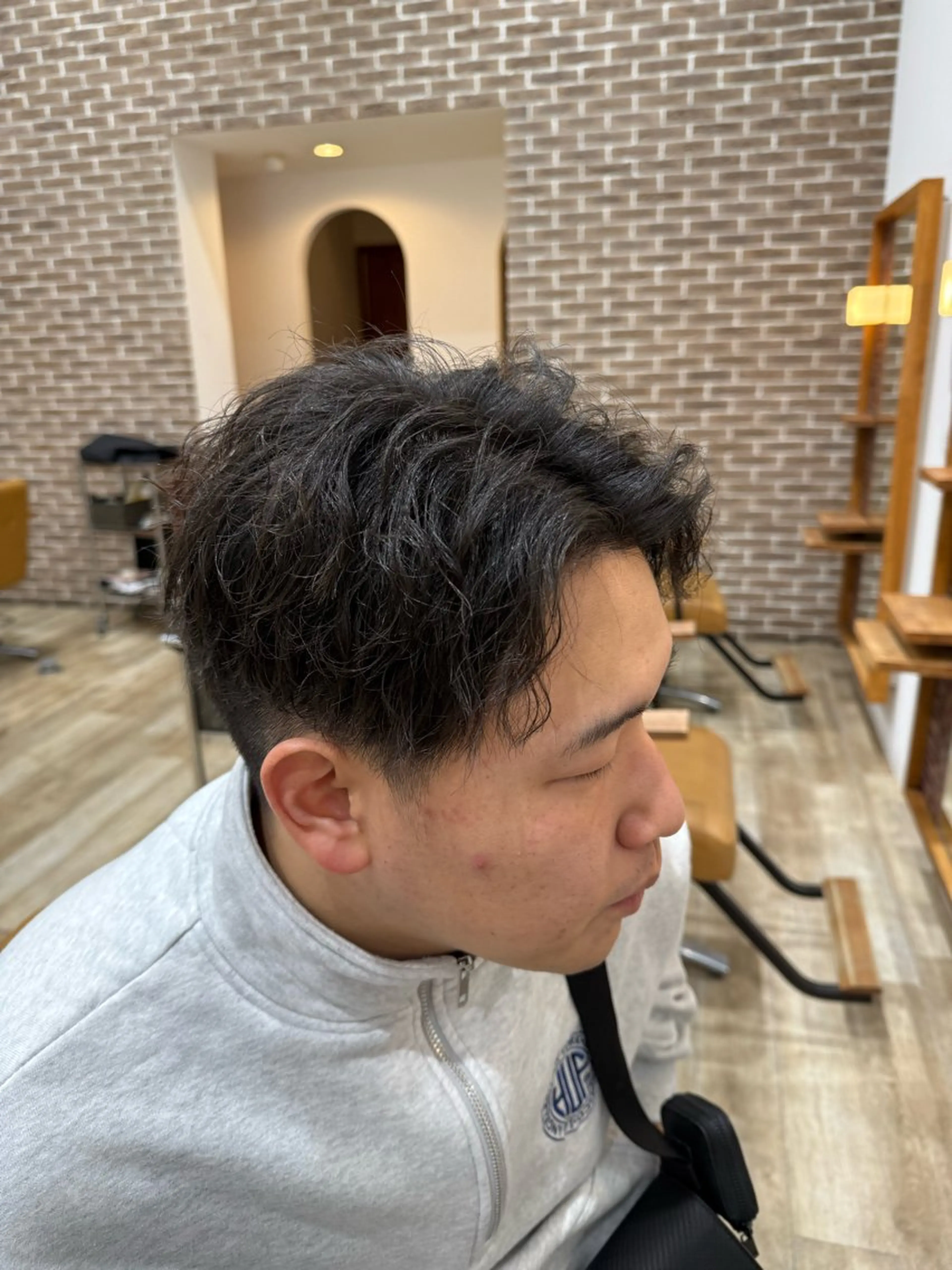 ショート パーマ メンズ メンズブリーチ センターパート フェードカット フェザーパーマ メンズハイライト カット peakshair所属・北堀江メンズパーマ 特化◎下村悠人のヘアスタイル