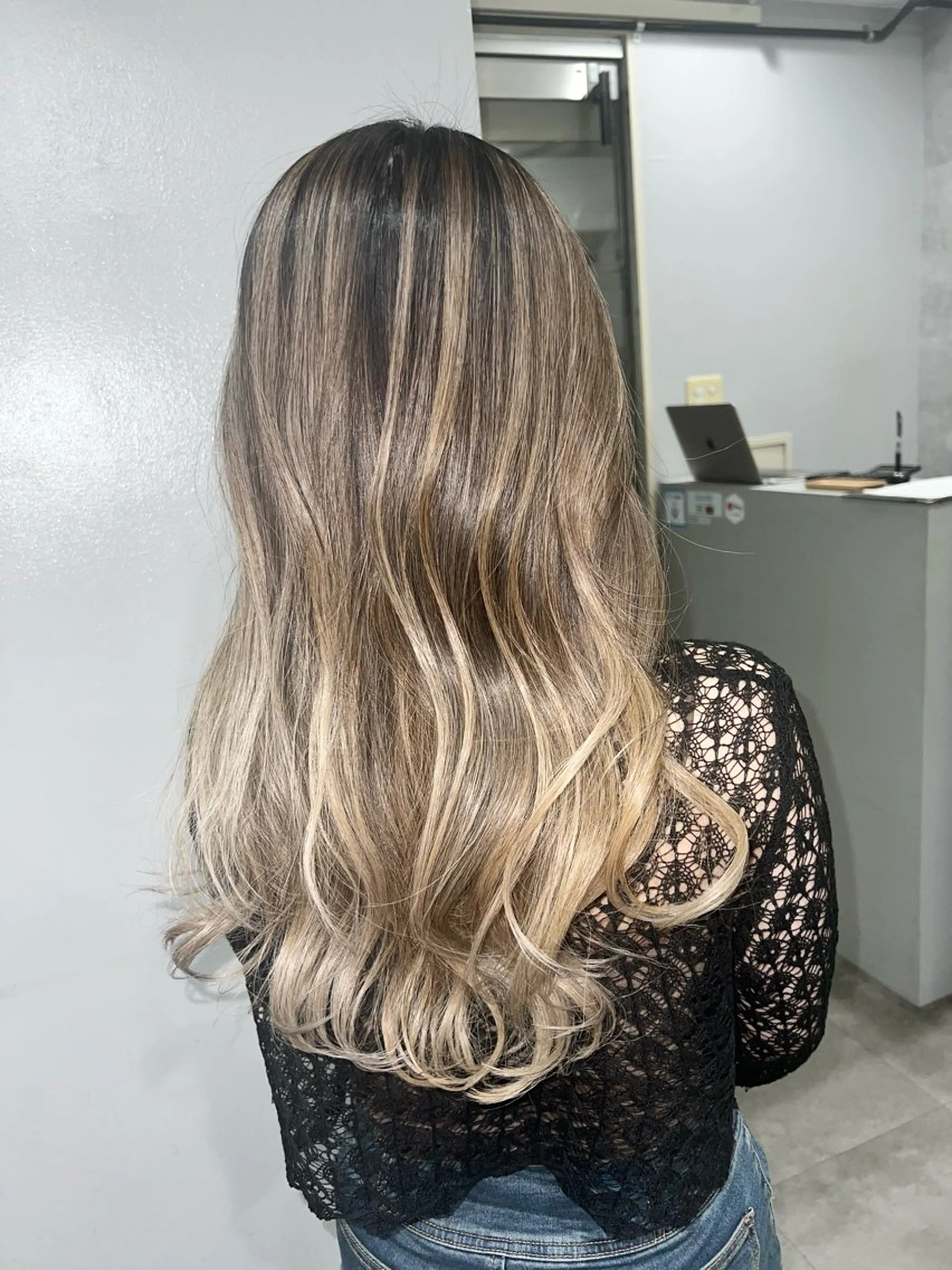 ロング カラー バレイヤージュ レイヤーカット 寺嶋 貴大のヘアスタイル