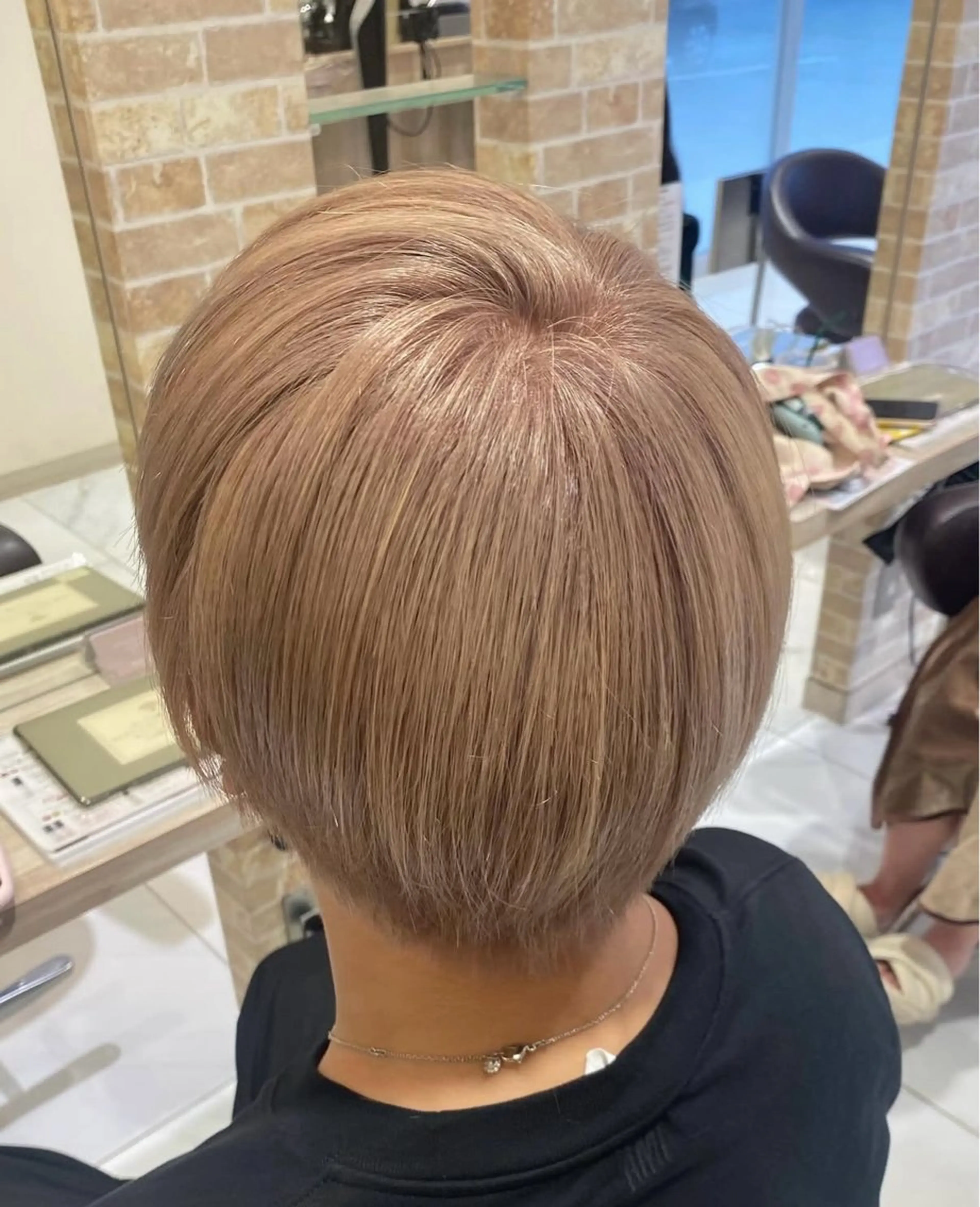 カラー ベージュカラー ブリーチ ミルクティーベージュ GRANDEUR 村越 捺稀のヘアスタイル