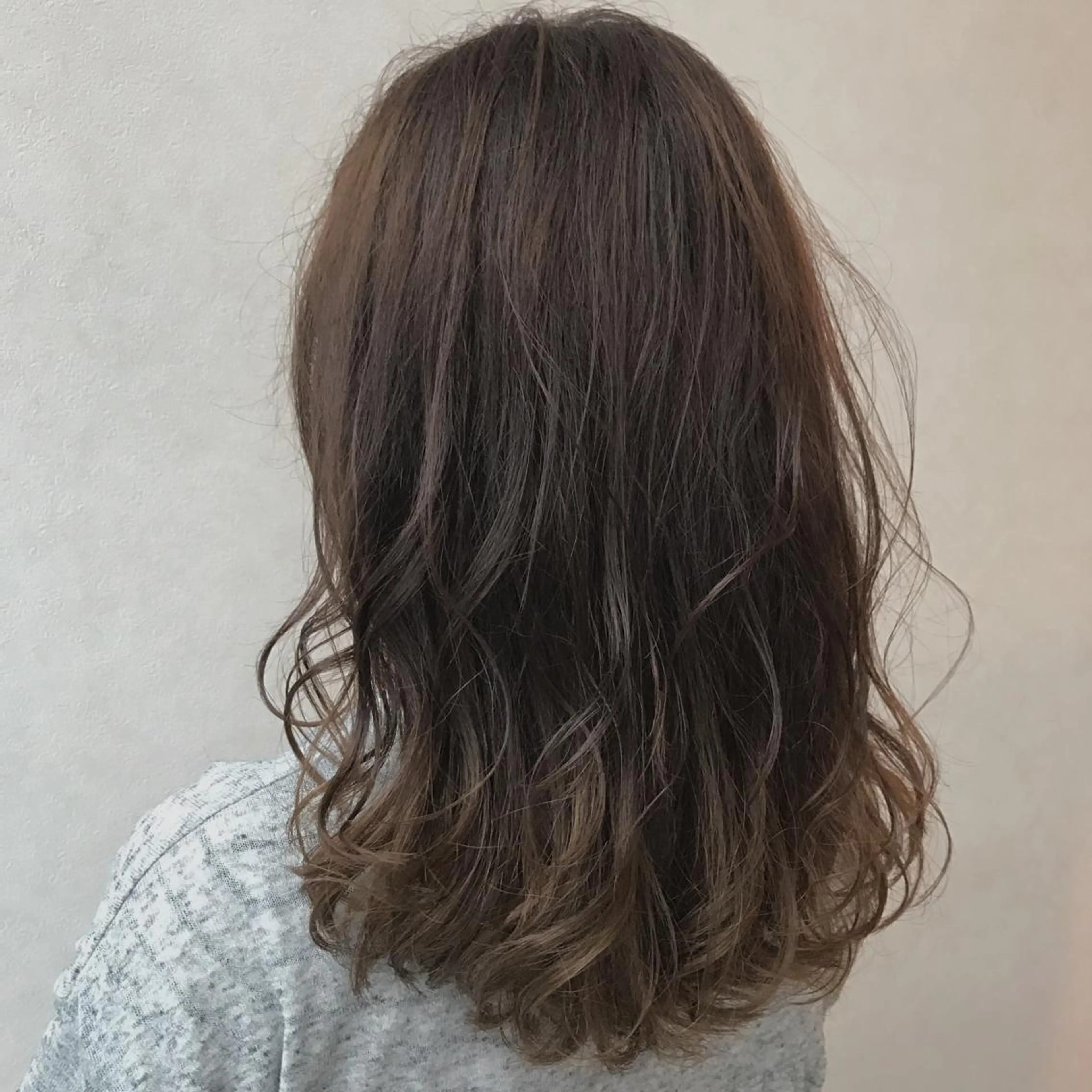 セミロング カラー アッシュ AGU akariのヘアスタイル
