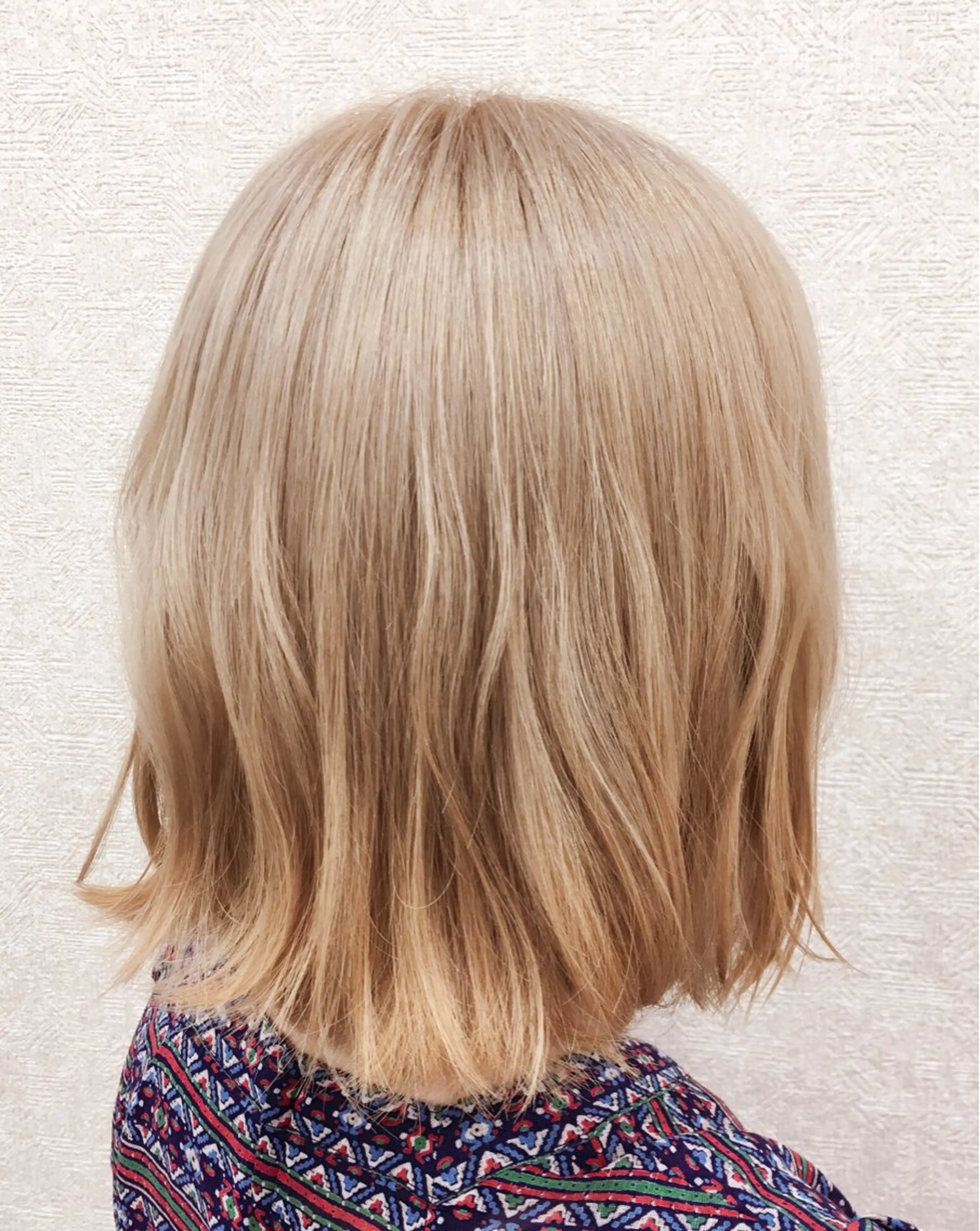 カラー 切りっぱなしボブ ベージュカラー ブリーチ ホワイトベージュ ボブ HAIR&LIFE Omote町田店所属・ヘアーアンドライフ オモテのヘアスタイル