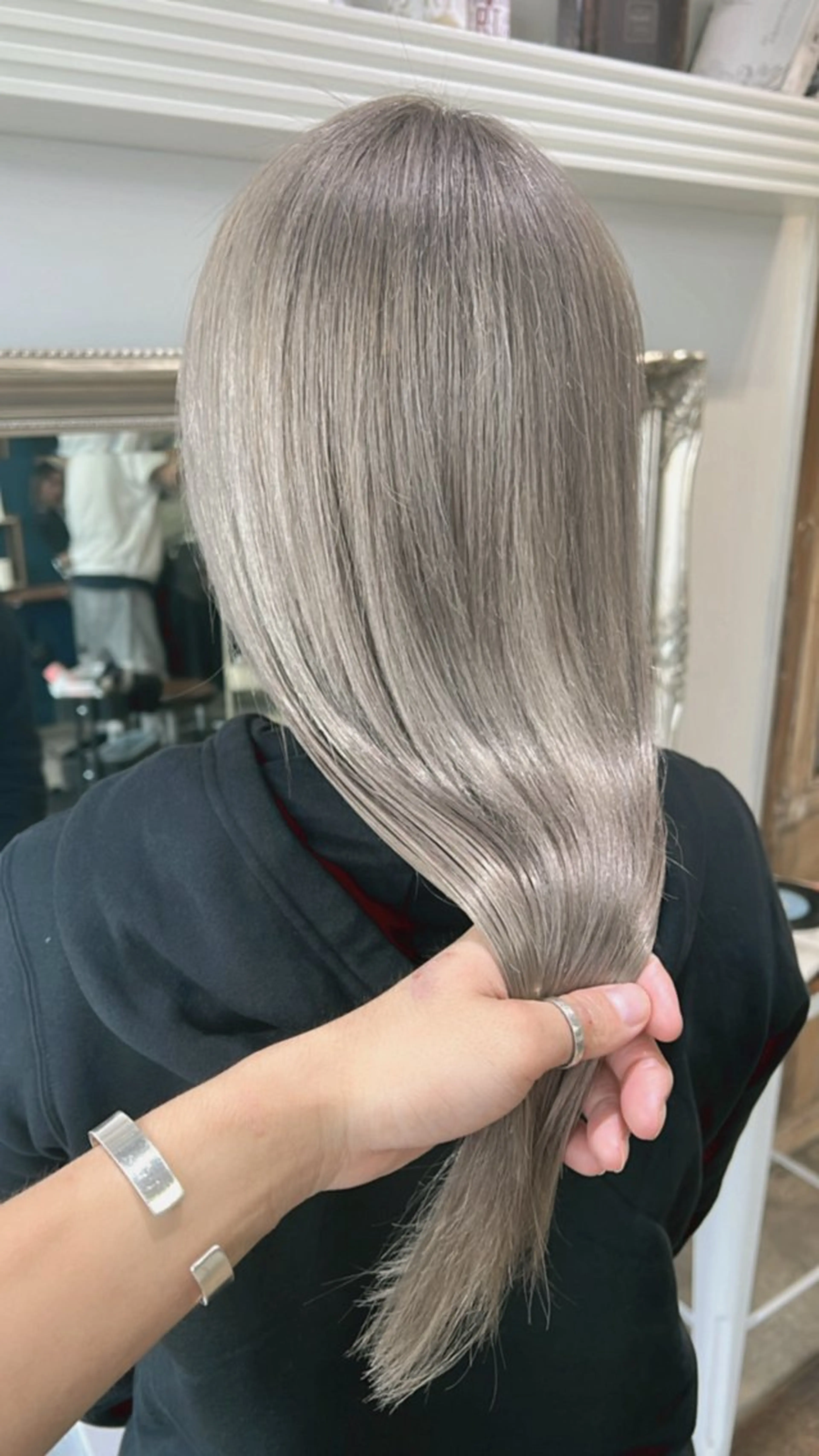ロング カラー ヘアアレンジ グレージュ シルバー シルバーグレージュ ヘアカラー トリートメント ヘッドスパ ヘアセット 山口 竣也のヘアスタイル