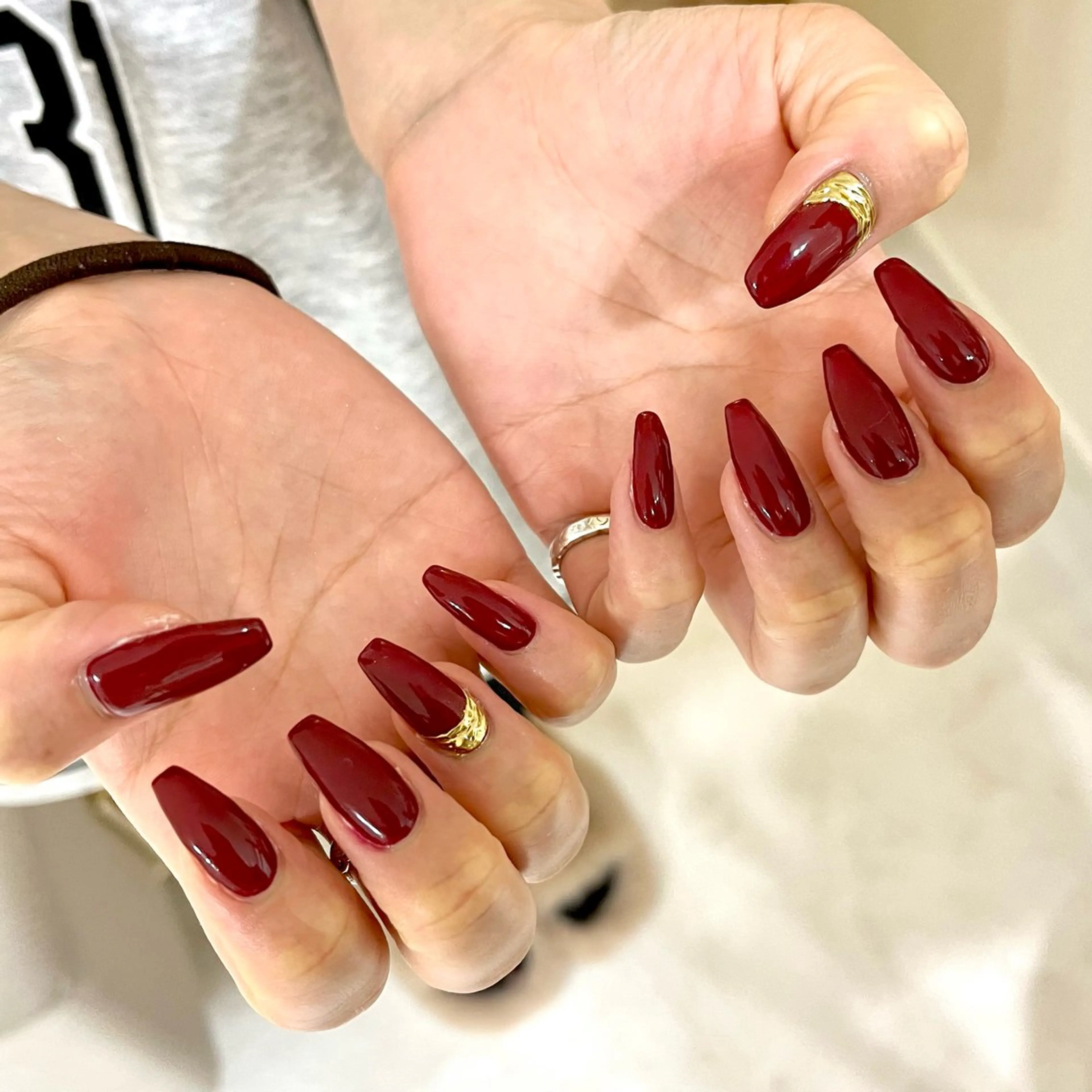 ネイル ボルドー ゴールド ミラーネイル One’Ness所属・One’Ness Nana🤍のネイルデザイン
