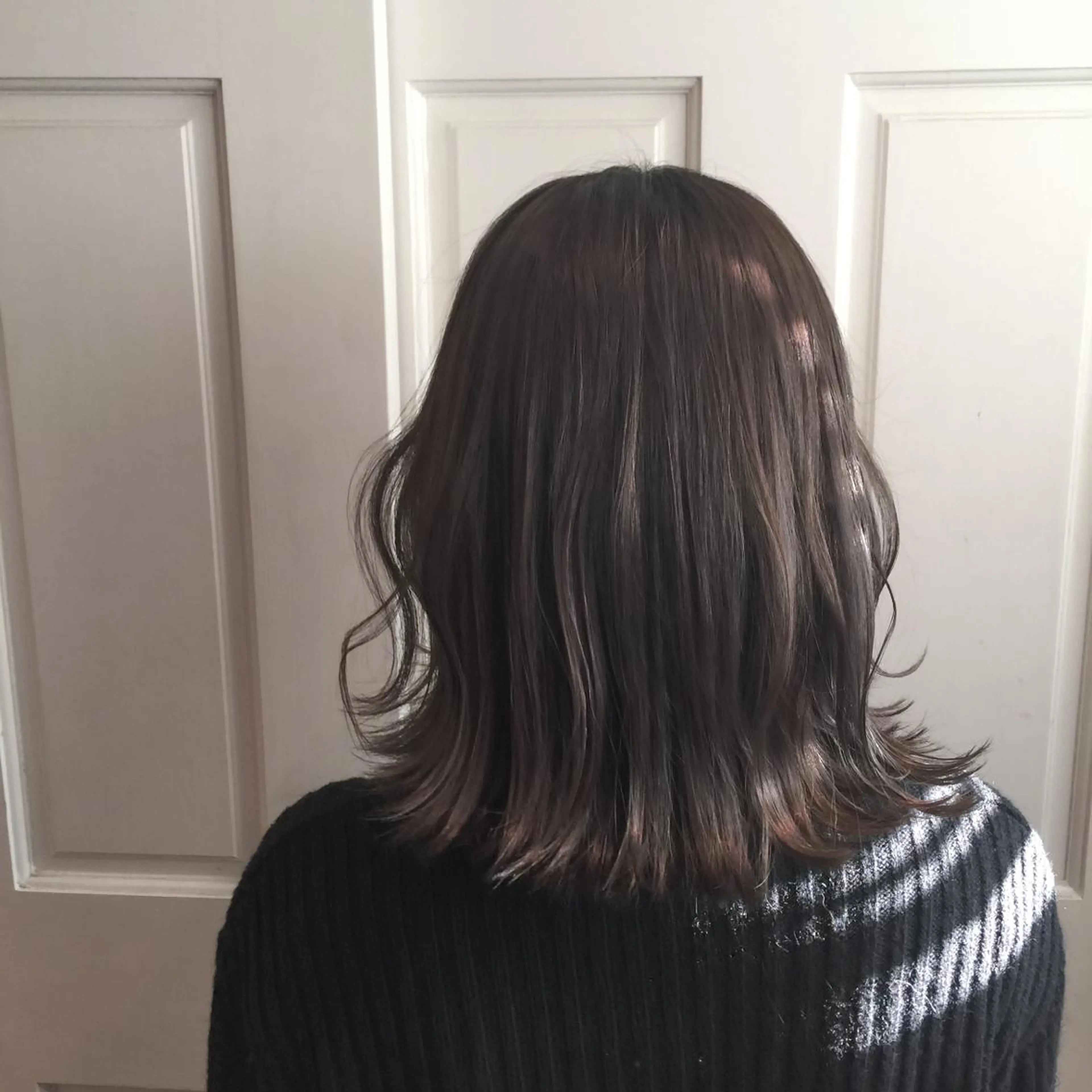 ミディアム アッシュ アッシュグレー ハイライト ヘアカラー ホワイト&レイヤーカ ットエクステ長畠俊輔のヘアスタイル