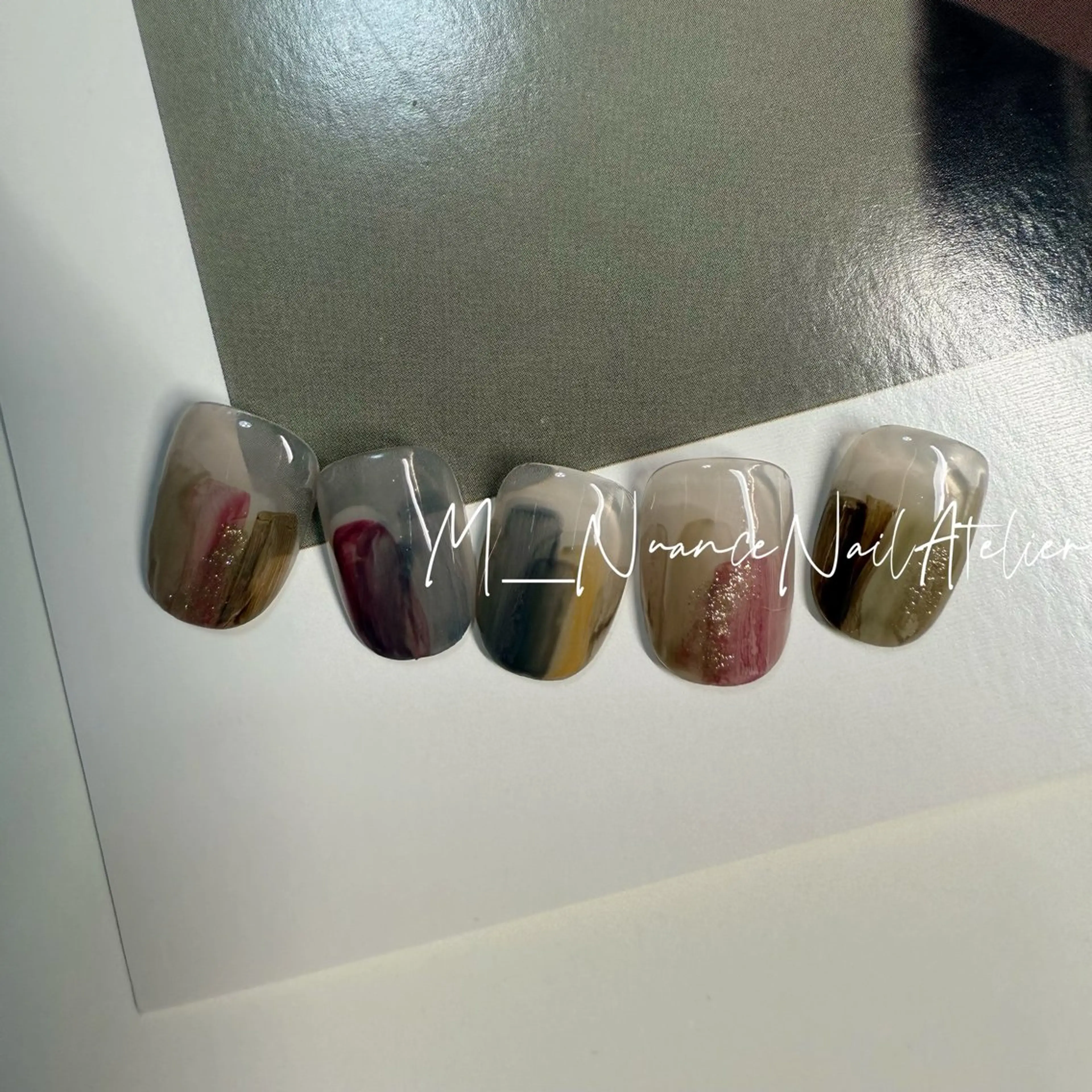 ネイル マグネットネイル ニュアンスネイル オフィスネイル シンプルネイル ハンドネイル GO TODAY横浜Solace店所属・M___nail atelierのネイルデザイン