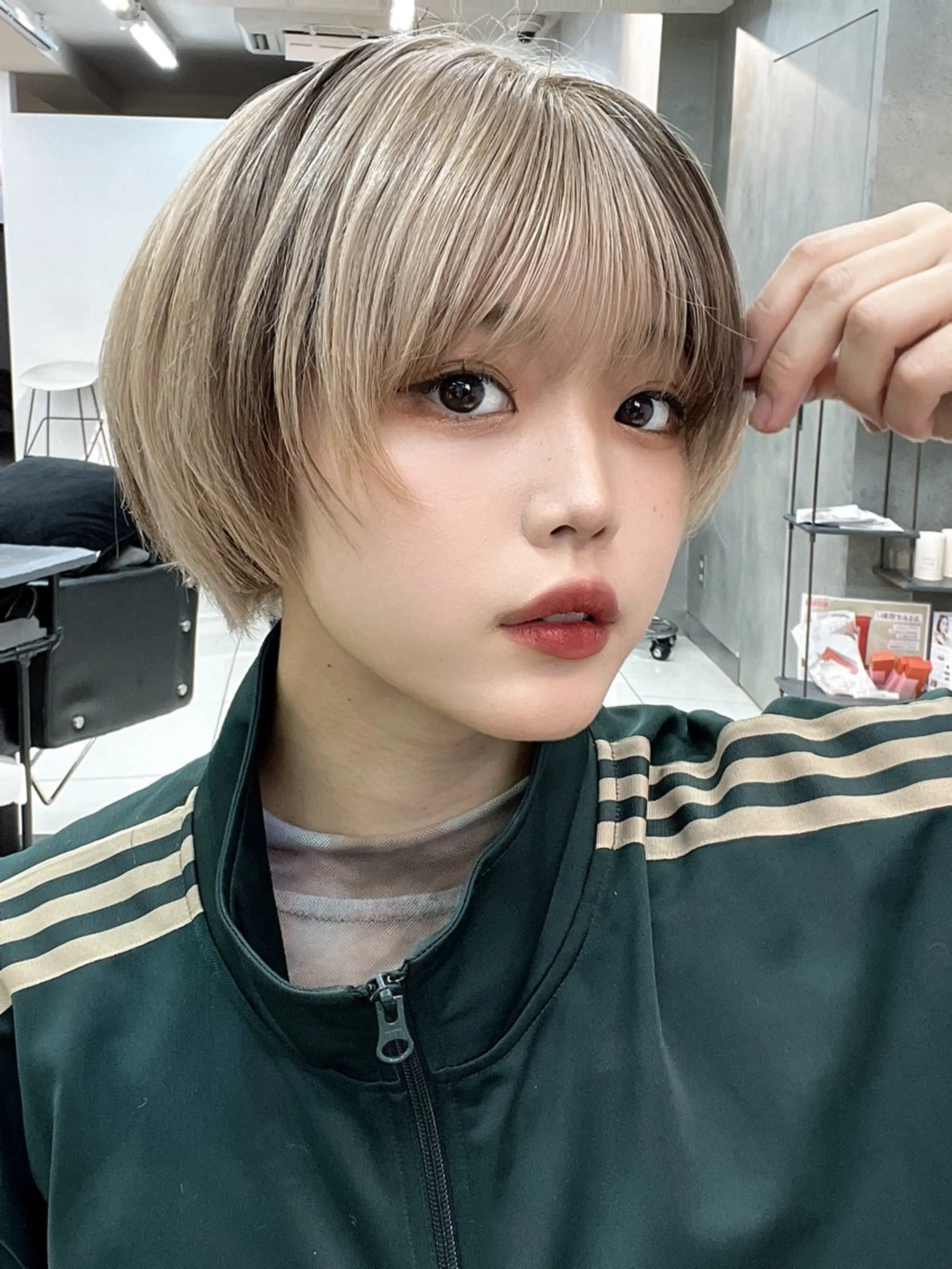 ショート 顔まわりレイヤー 顔周りカット レイヤーカット ショートヘア 小顔カット ハイトーンカラー/ さらさのヘアスタイル