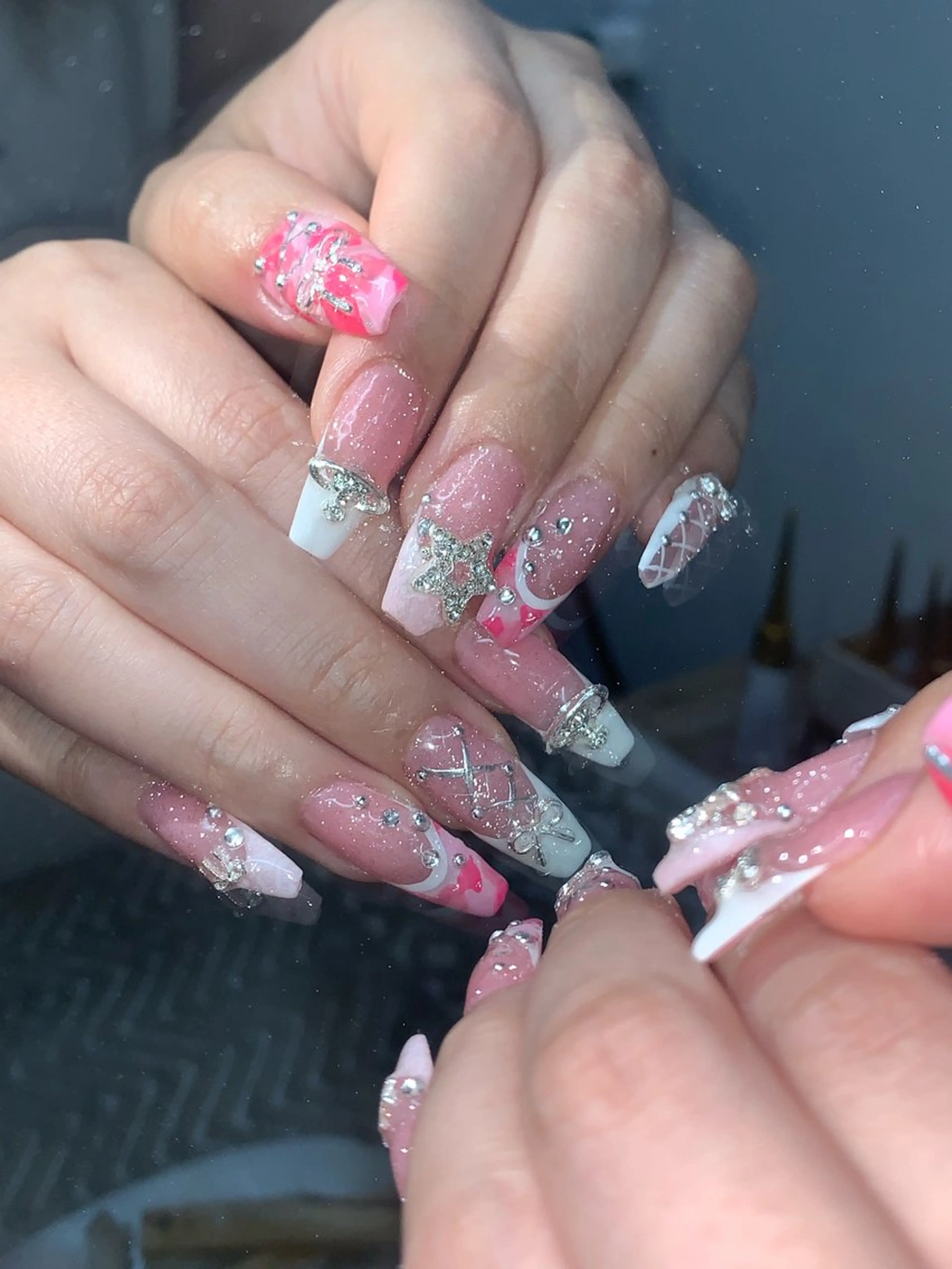 ネイル ハンドネイル NES NAIL所属・さゆり￤推しキャラ ￤ロングネイル🩷のネイルデザイン