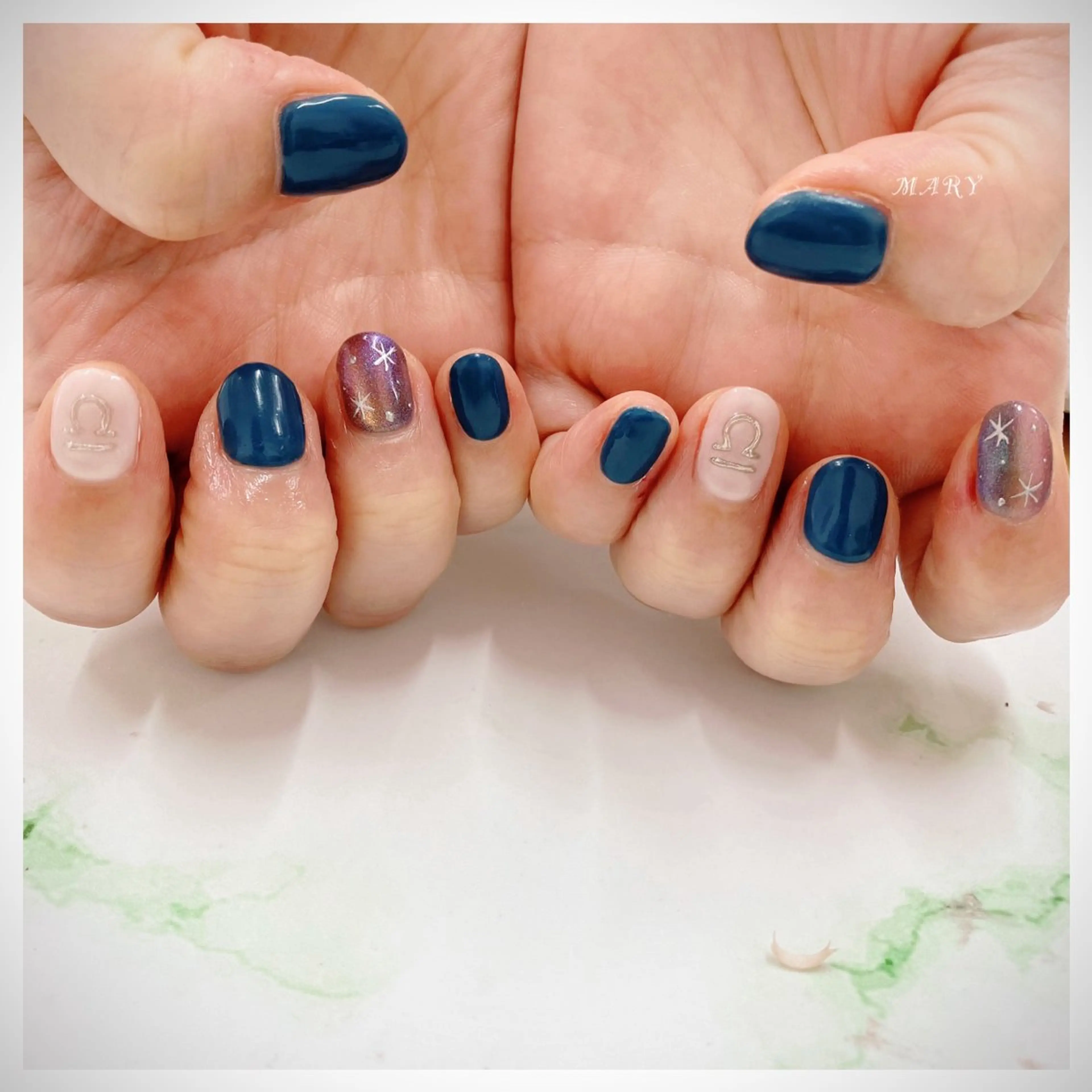 ネイル ブルー マグネットネイル ニュアンスネイル ワンカラーネイル ハンドネイル Mary nail所属・Mary nail .narumiのネイルデザイン