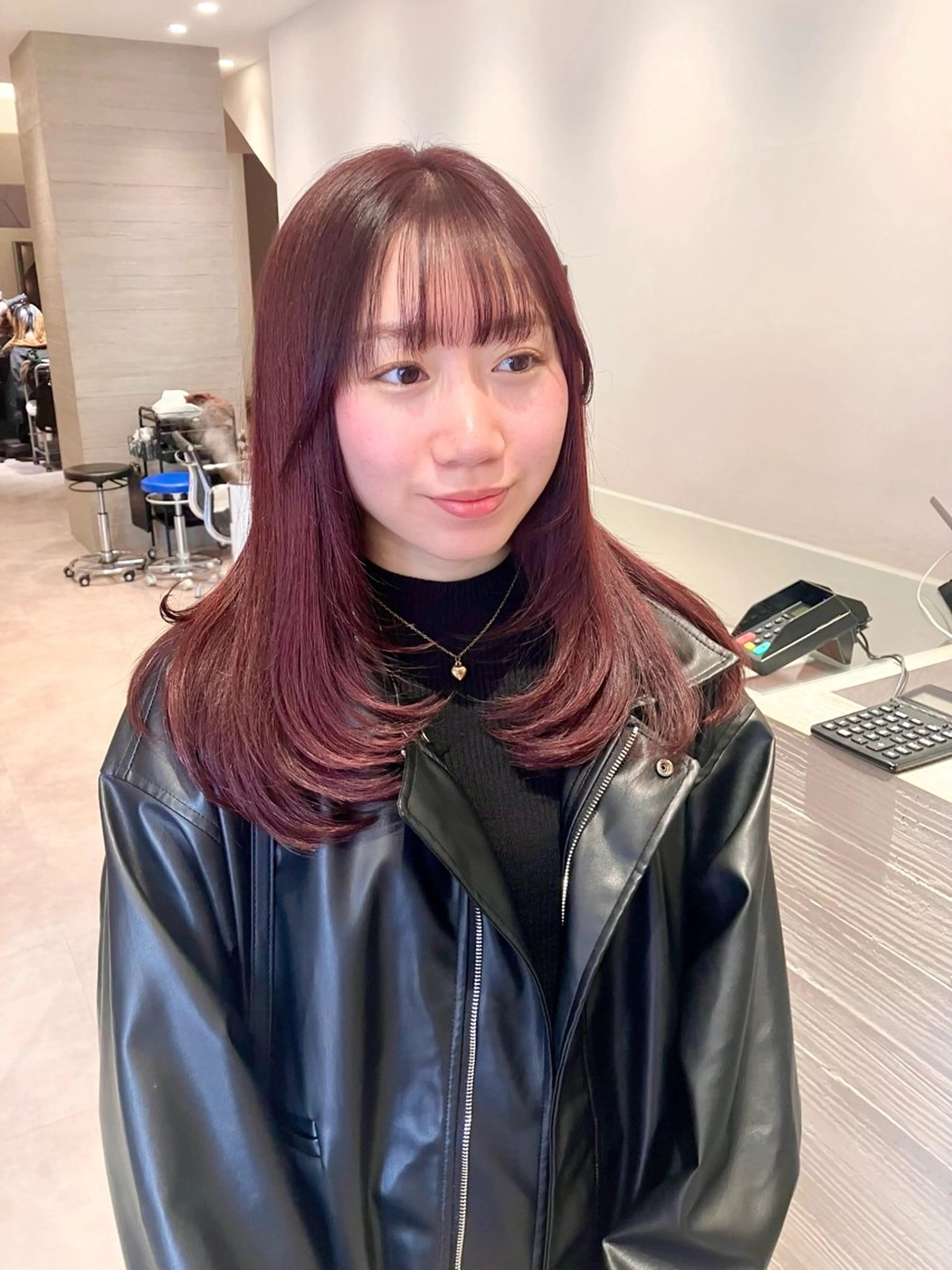 セミロング カラー ブリーチ ブリーチなしカラー ピンクカラー レッドカラー サキ🤍ハイトーン 🩰くびれ巻きヘアのヘアスタイル