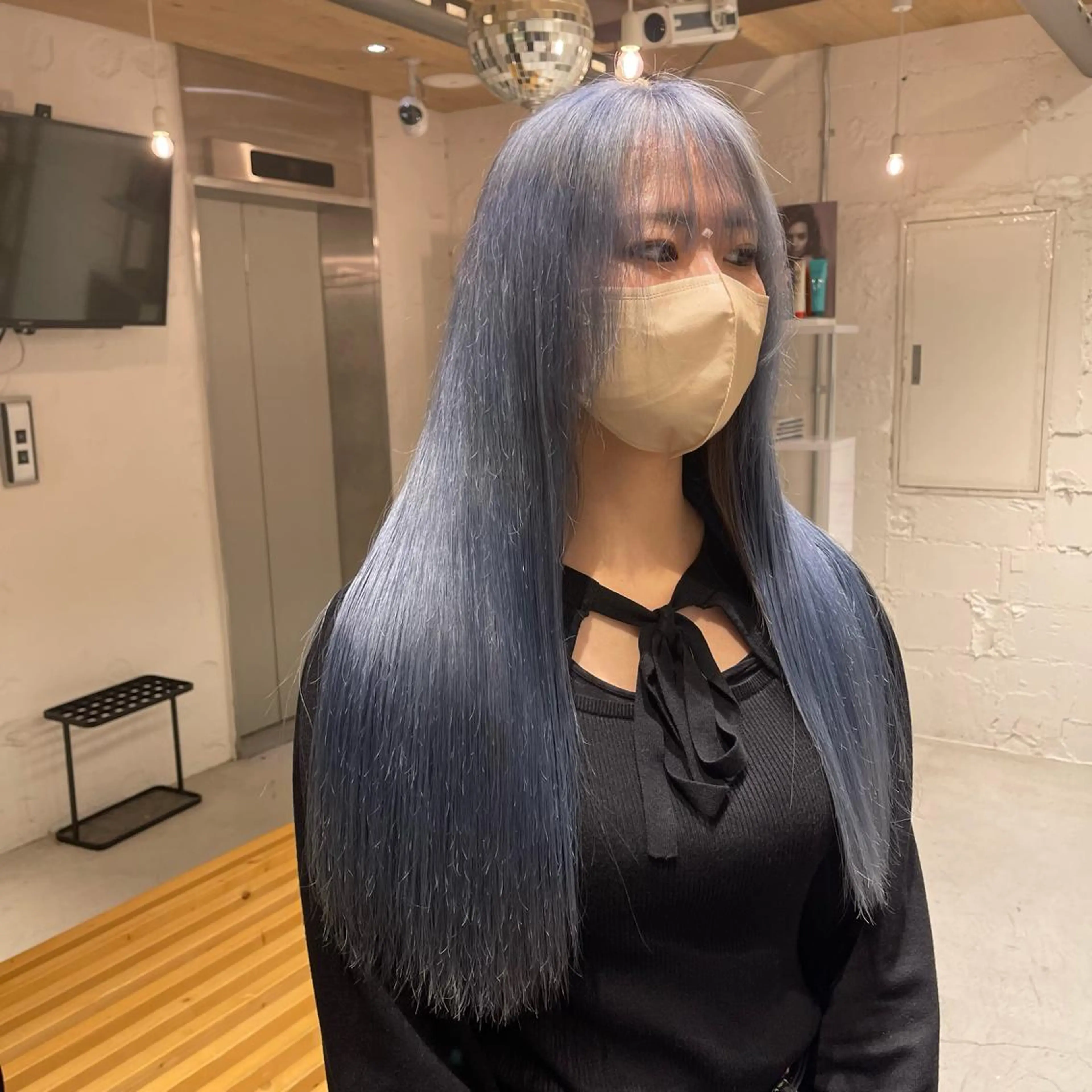 ロング カラー ブリーチ ブルーカラー nameless miichiのヘアスタイル
