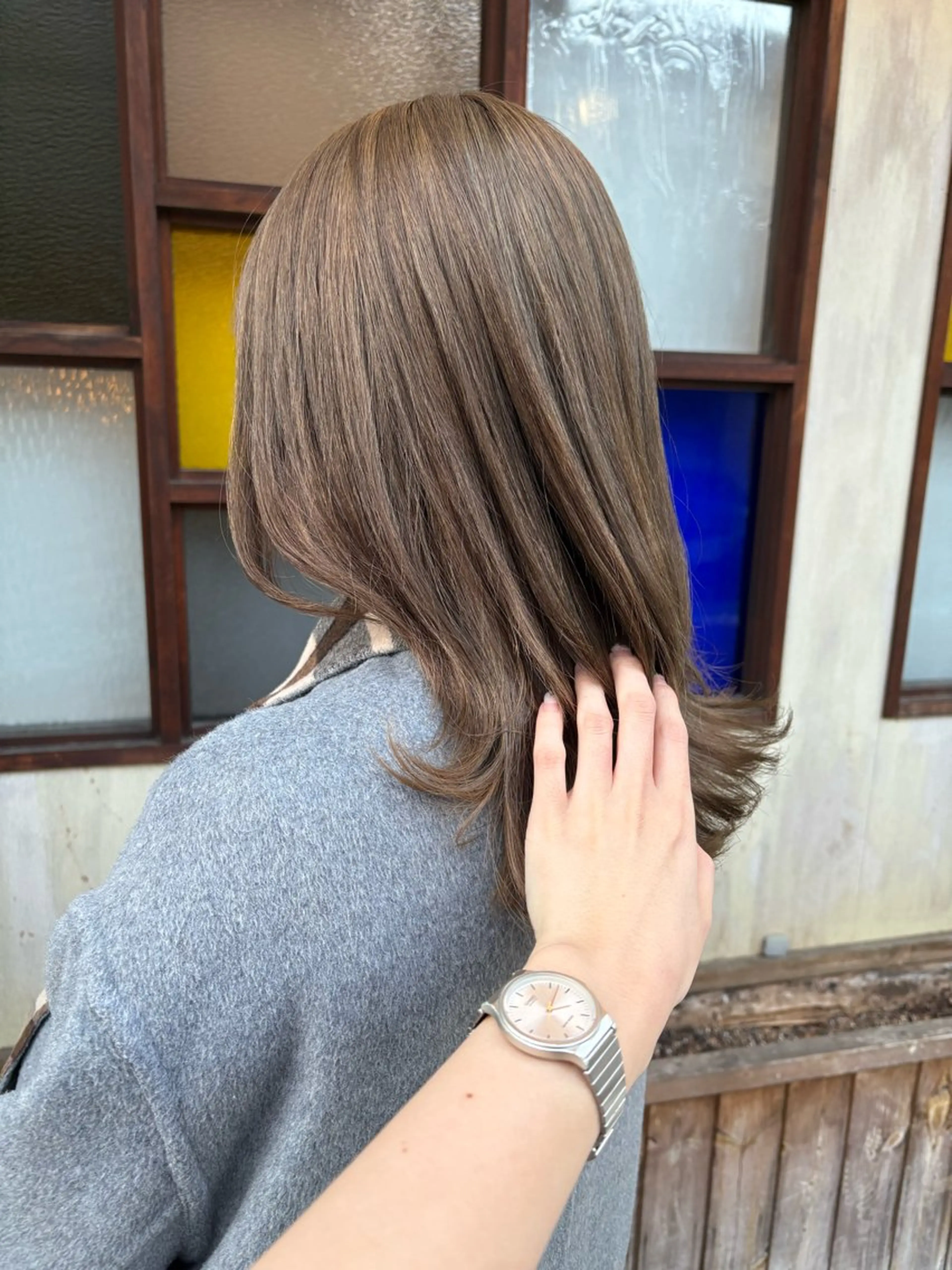 ロング カラー ブリーチ グレージュ オリーブグレージュ オリーブグレー カット ヘアカラー トリートメント ニュアンスカラー／ 久住綾香のヘアスタイル