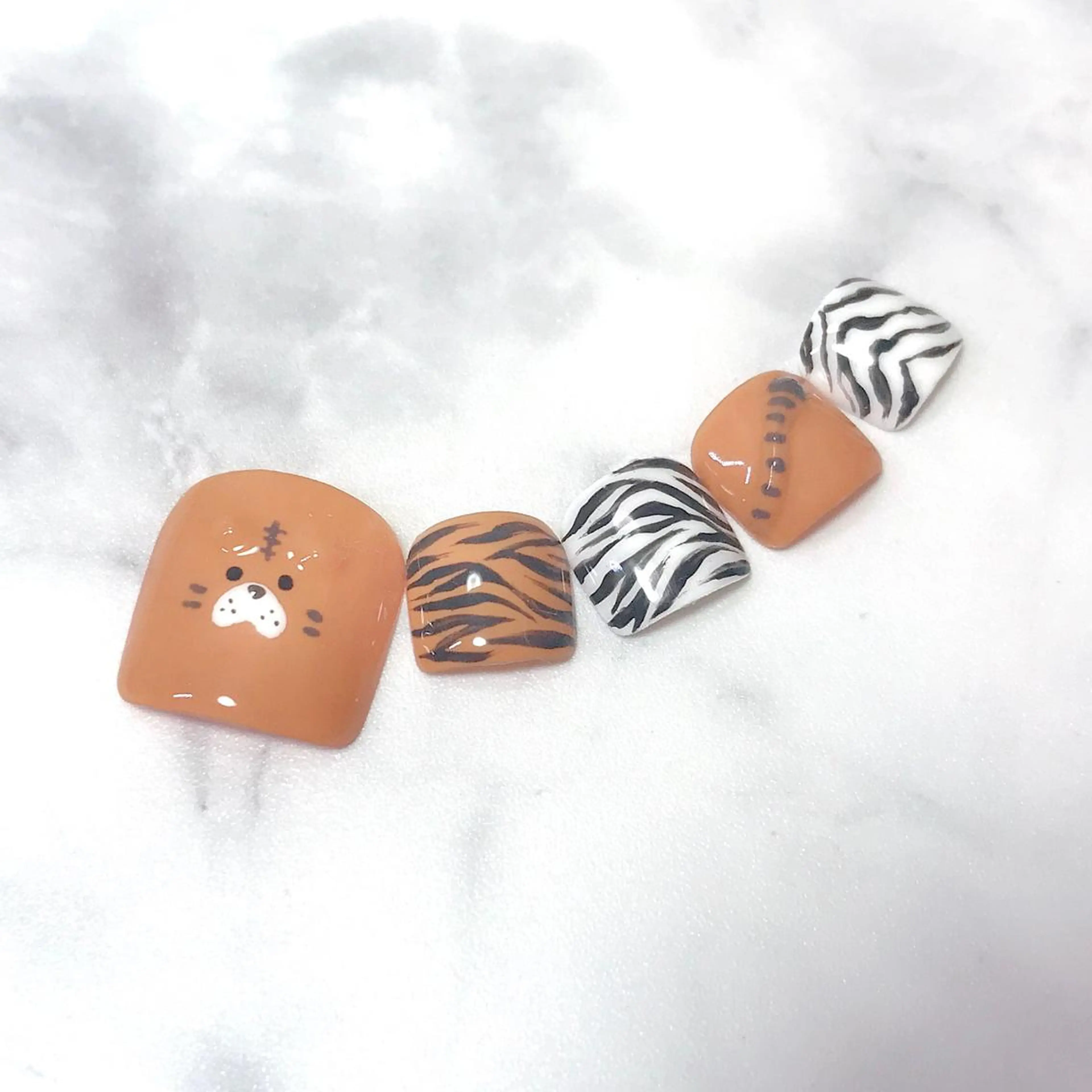 ネイル アニマル柄 アートネイル フットネイル ホワイト フットネイル ステラ marikominoのネイルデザイン