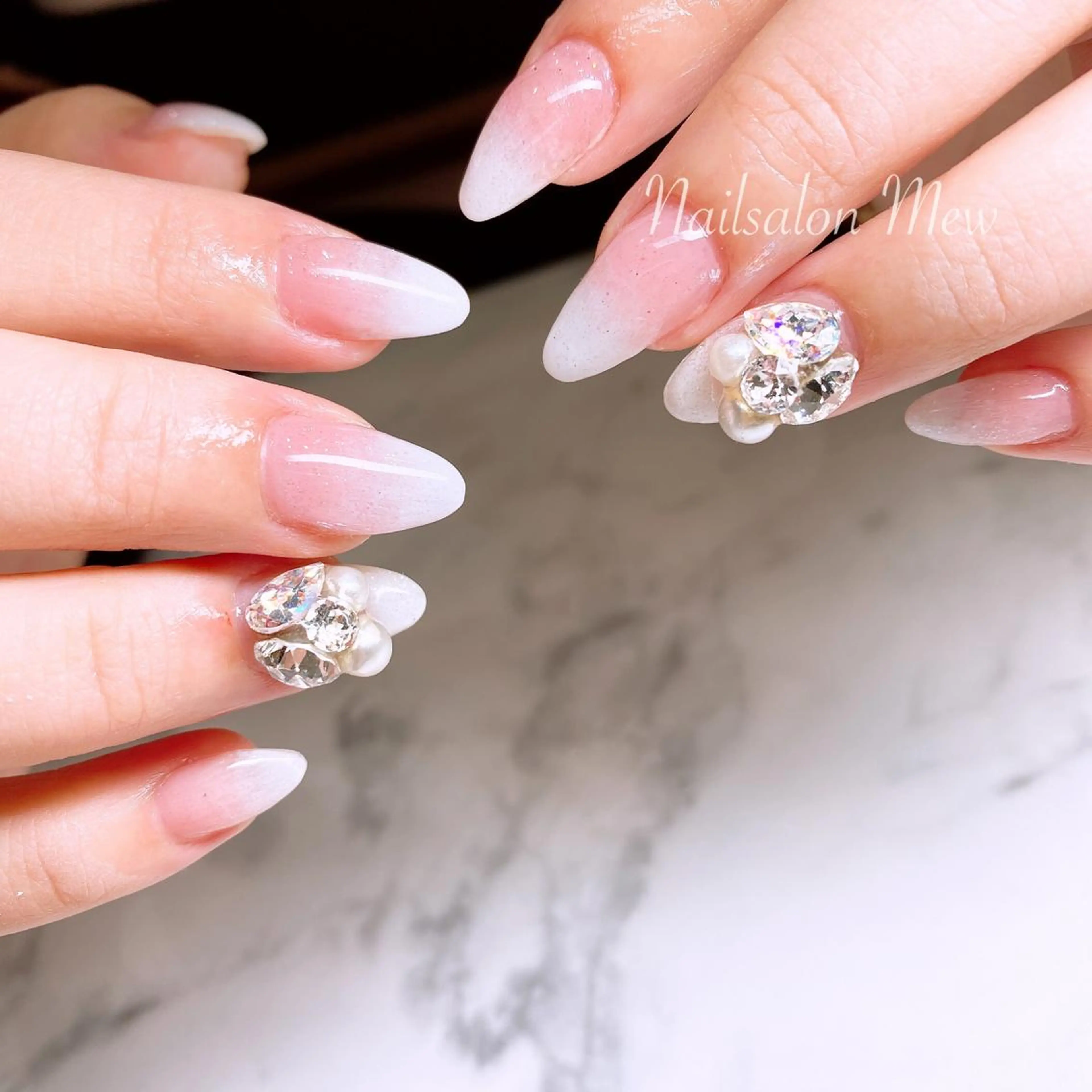 ネイル グラデーション ホワイト Nailsalon Mew所属・Nailsalon Mew❤︎のネイルデザイン