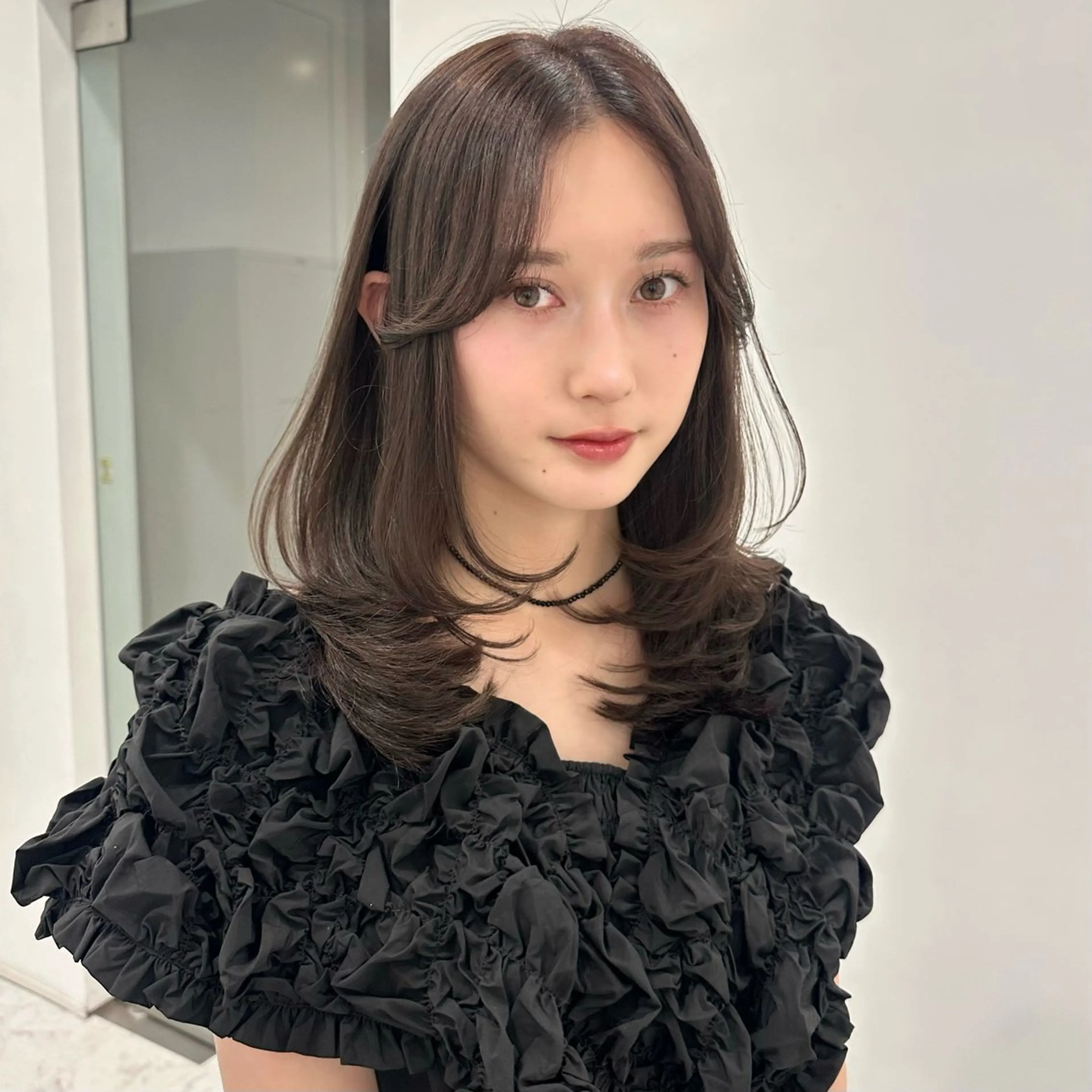 ミディアム カラー ベージュカラー ブリーチ オリーブベージュ CITY louwe 脇坂彩音のヘアスタイル