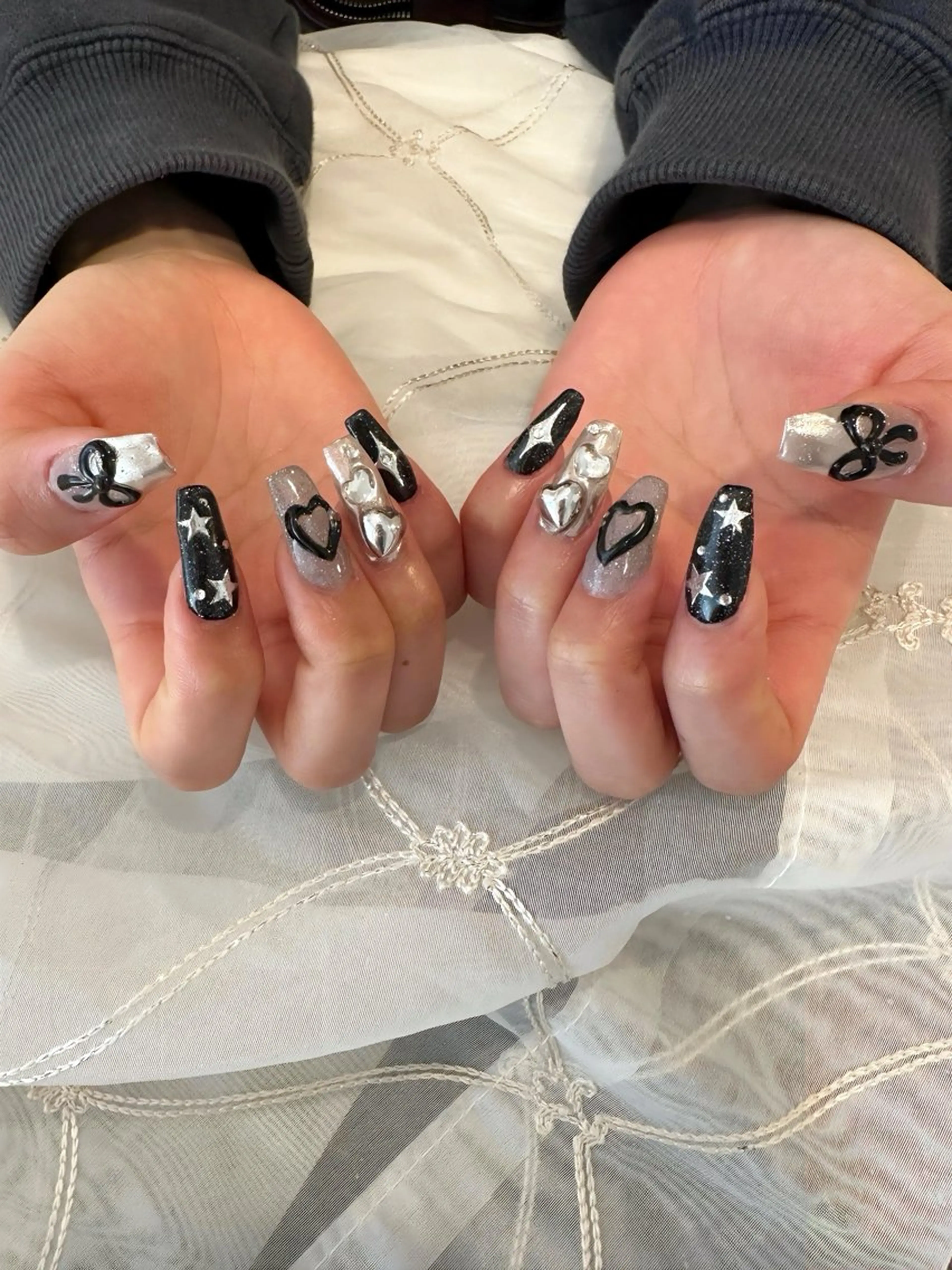 ネイル ハート キラキラネイル ミラーネイル シルバー 春ネイル private nailsalonのネイルデザイン