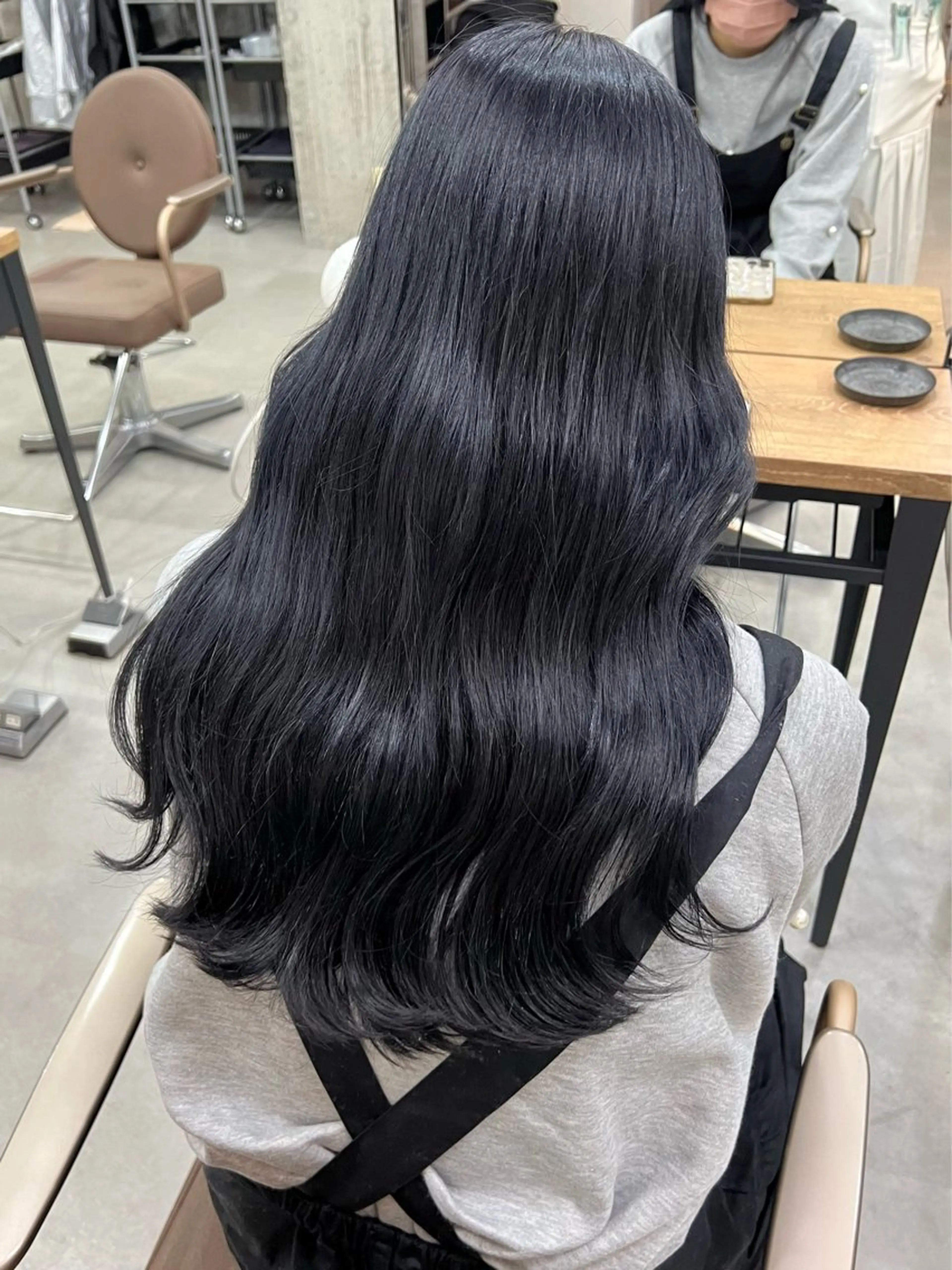 ロング カラー 黒髪 ブリーチ ブルーカラー グレーブラック 切りっぱなしボブ/ ブリーチカラー/大塚のヘアスタイル