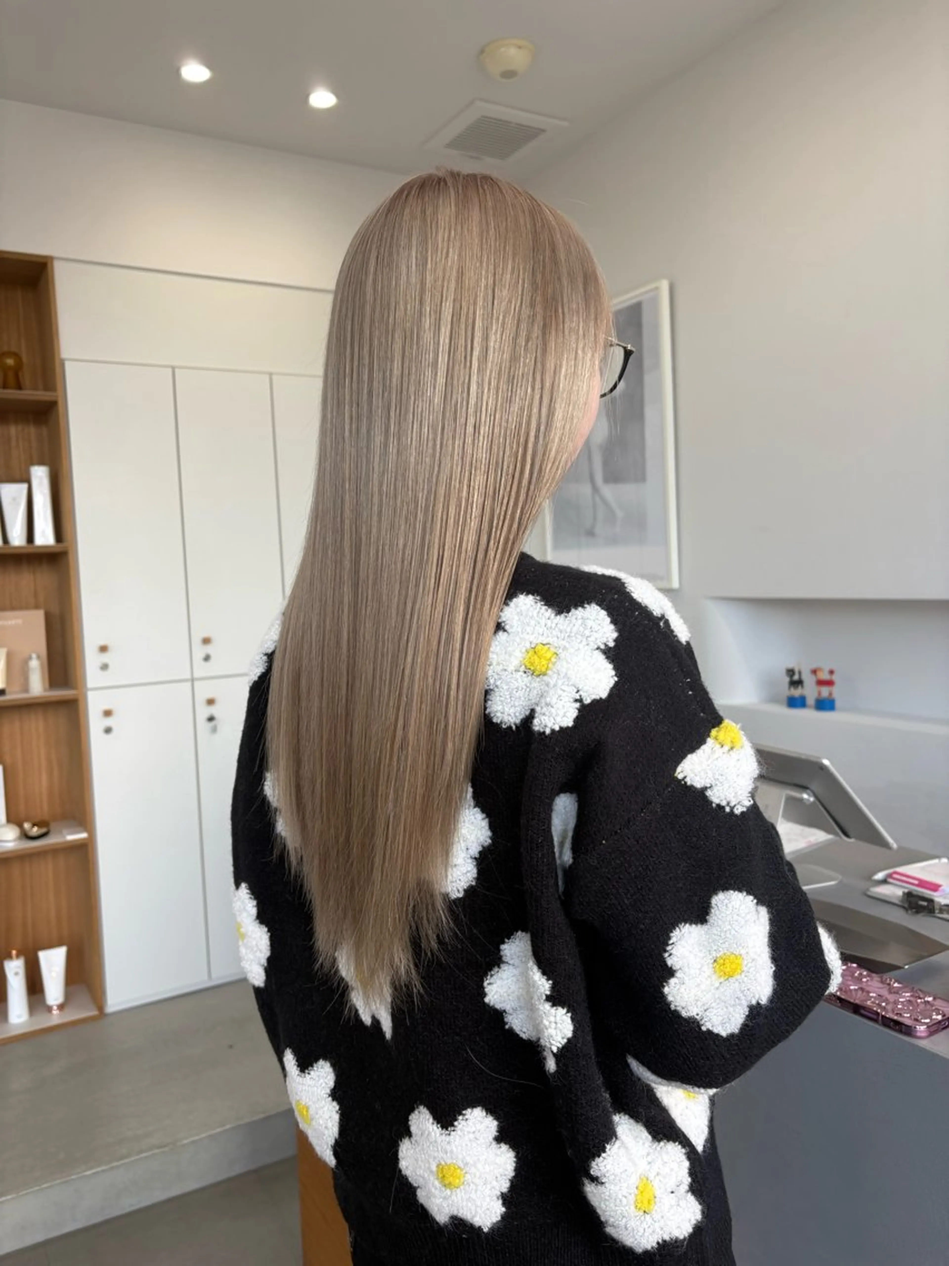 カット+ケアブリーチ+oggi otto トリートメントの写真