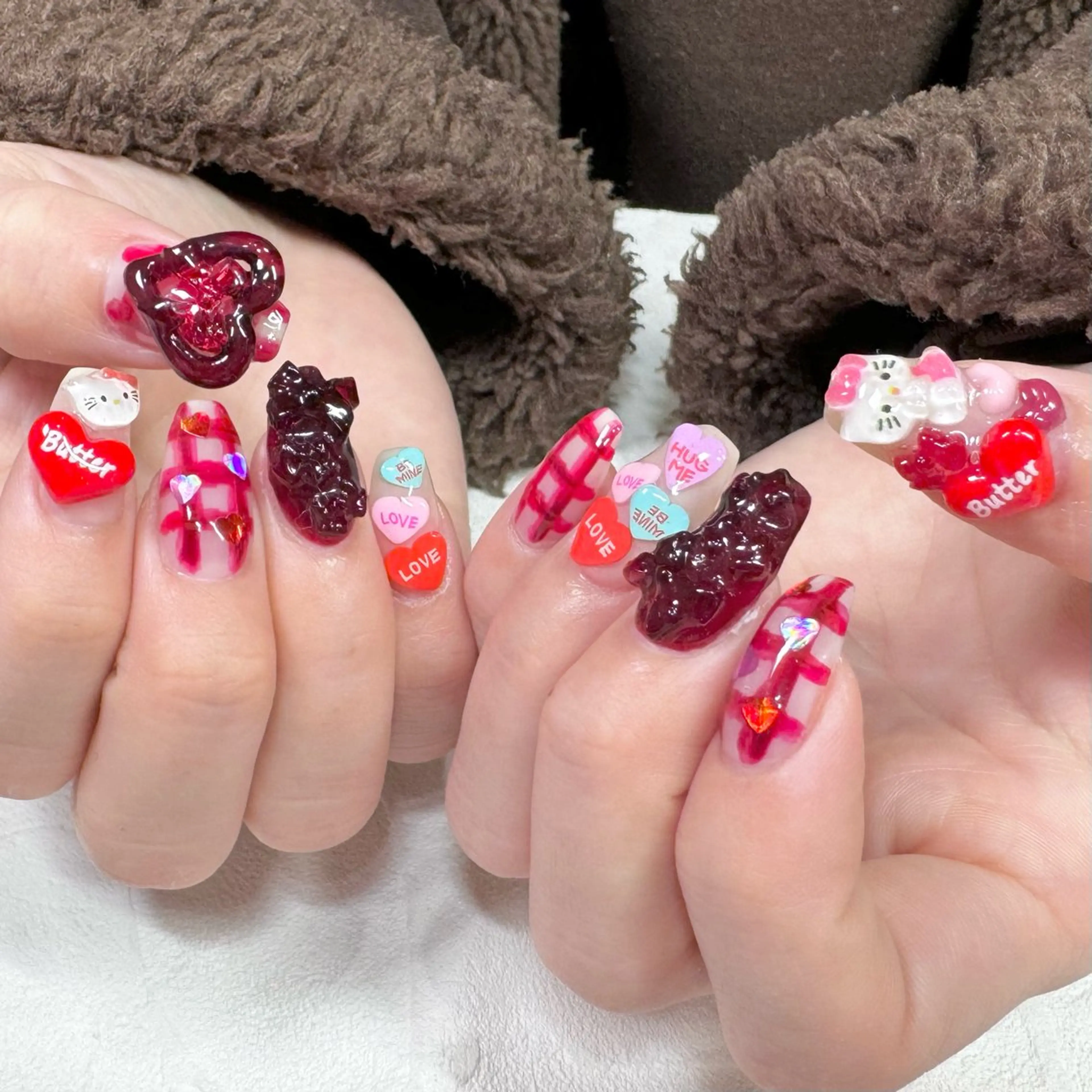 ネイル バレンタイン ハンドネイル RIEKO🍒 ワンホン♡推しネイルのネイルデザイン