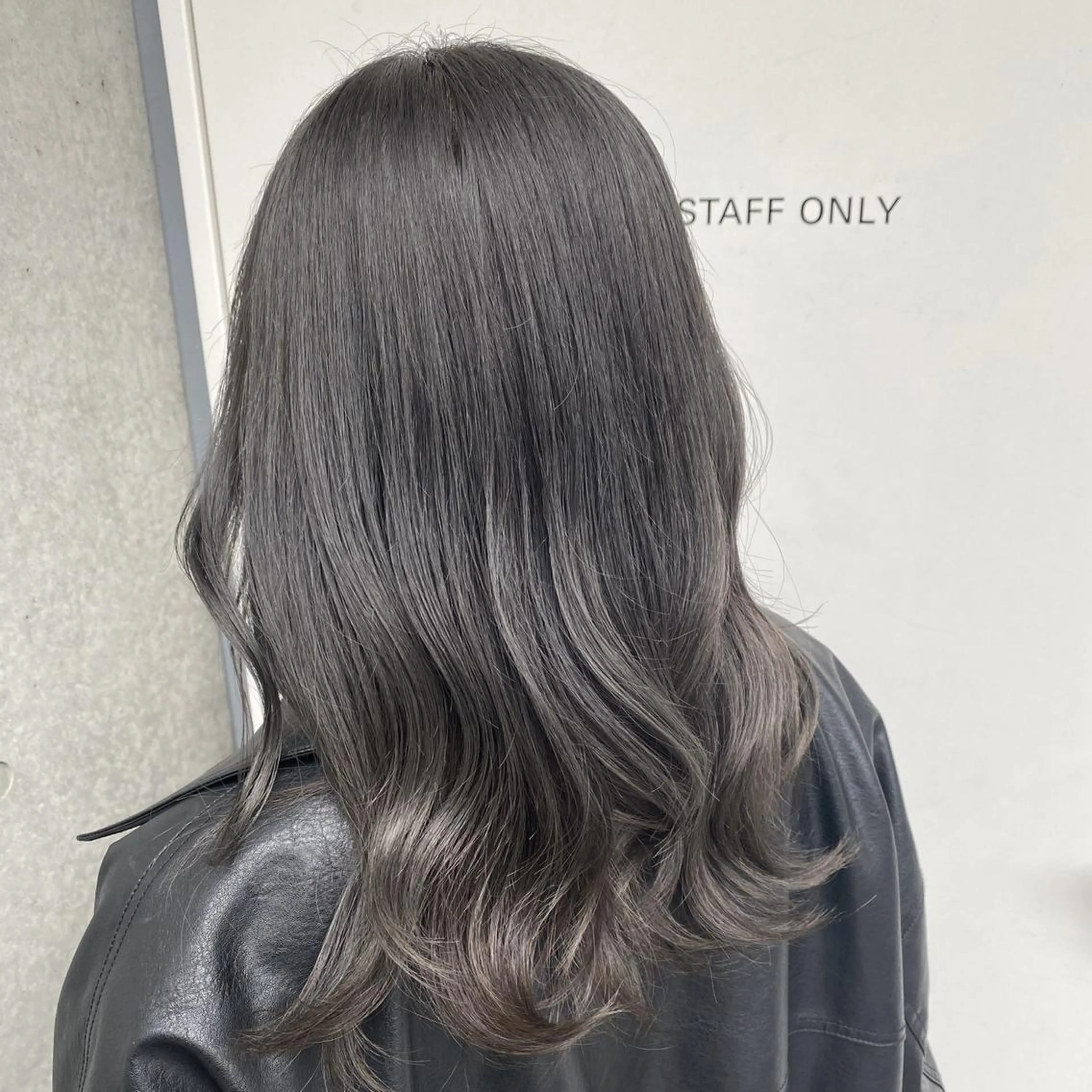 ミディアム カラー グレージュ シルバー シルバーグレージュ 🖤KURUMI🖤 潤艶・髪質改善のヘアスタイル