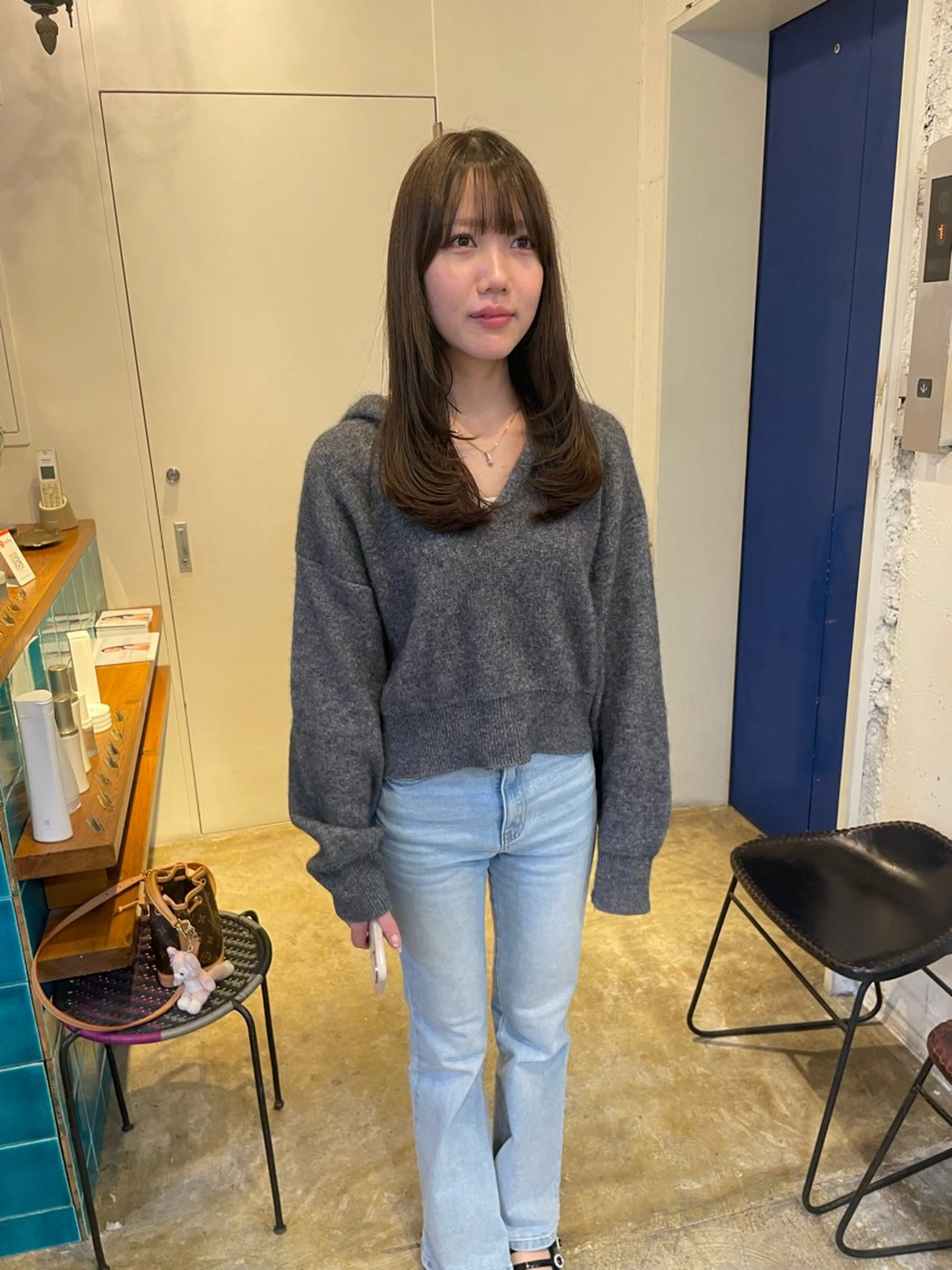 ロング カラー ダークグレー ダークグレージュ グレージュ レイヤーカット カット ヘアカラー トリートメント MIOベージュカラー 柔らかいカラーのヘアスタイル