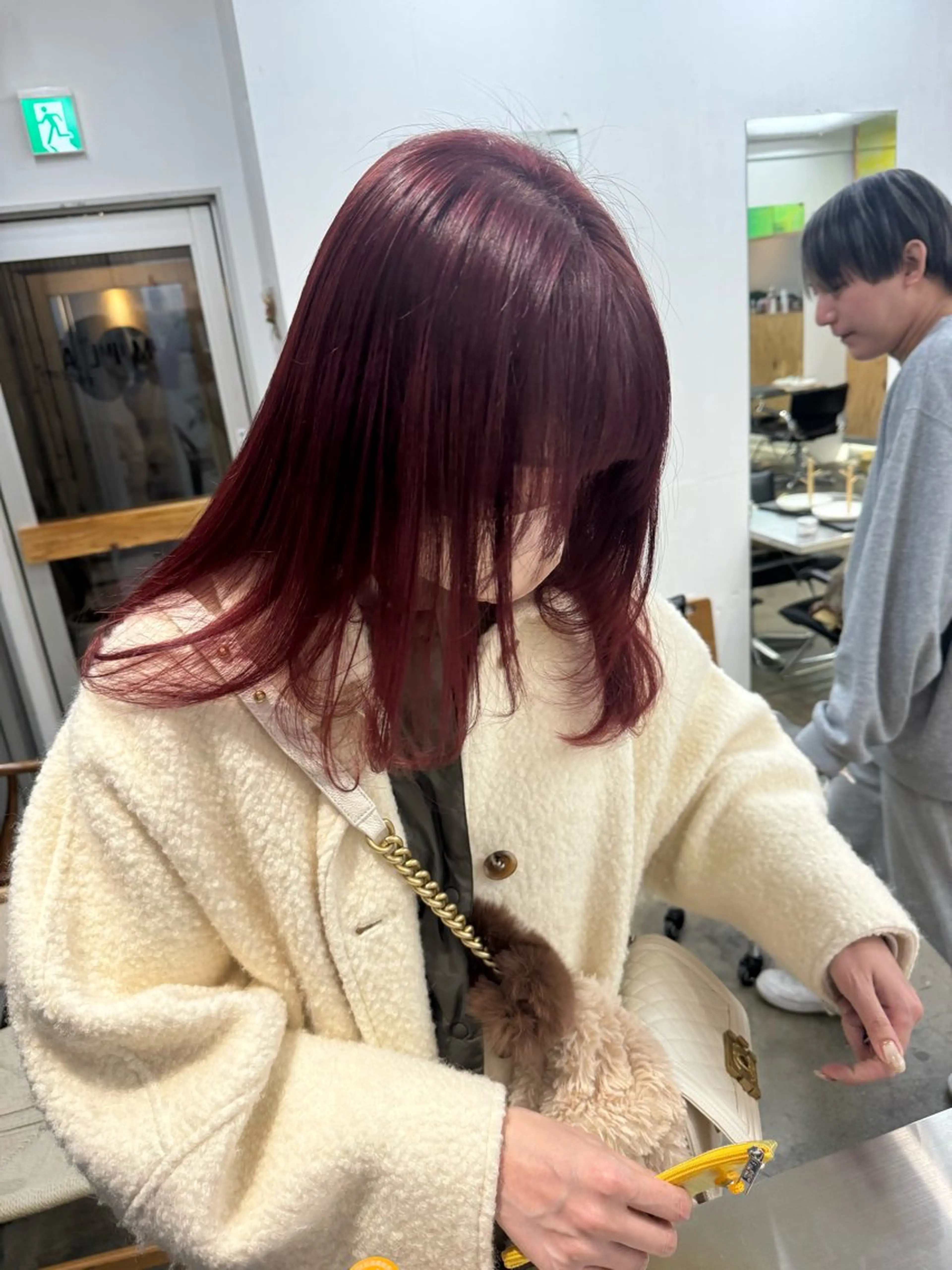 セミロング カラー ブリーチ ボルドーカラー ブリーチなしカラー ヘアカラー トリートメント 新宿 似合わせカラー HINAのヘアスタイル