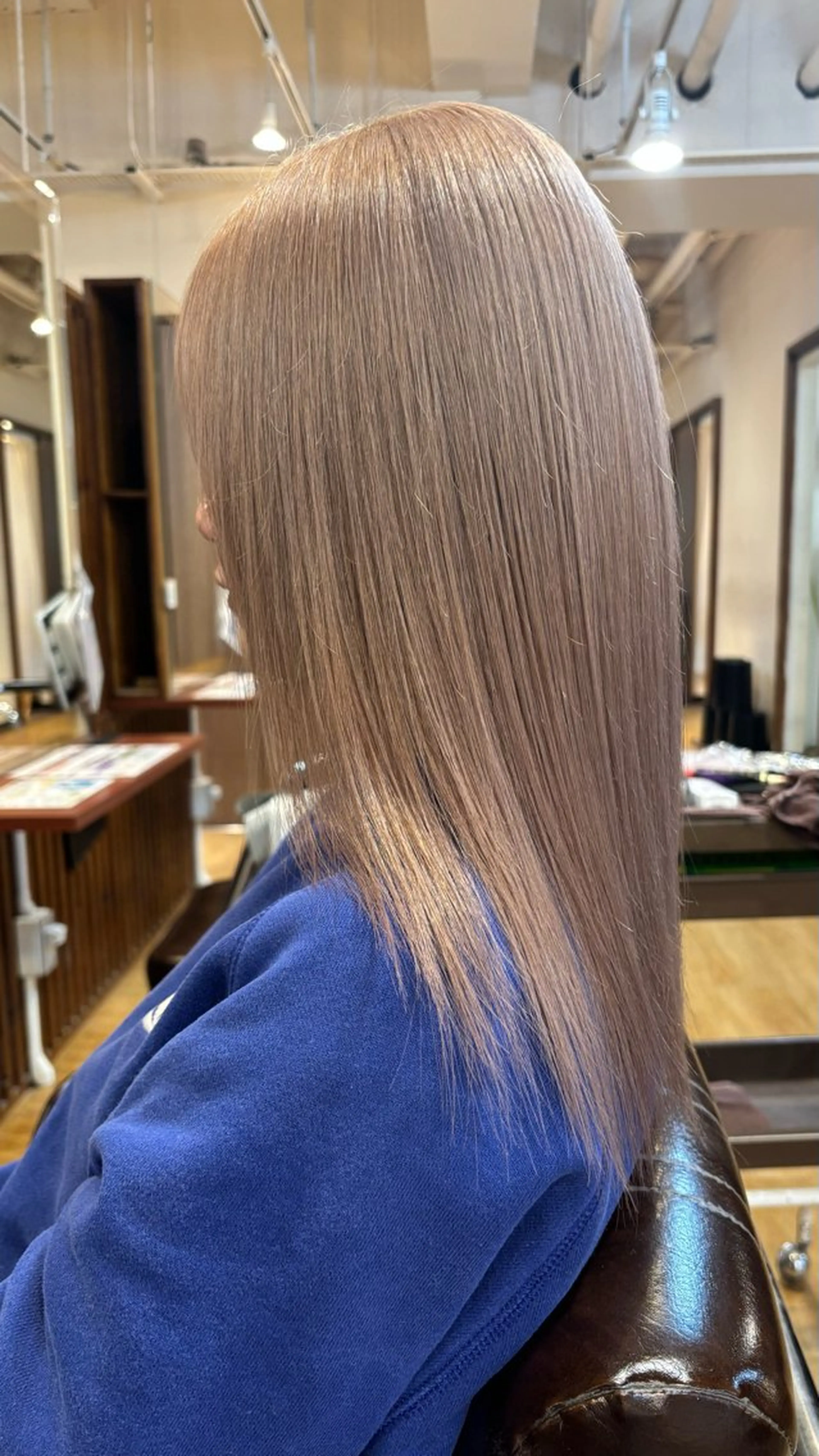 ロング カラー グレージュ ハイトーンカラー ミルクティーグレージュ カット ヘアカラー トリートメント 海外ガール ハイトーン　竹井俊介のヘアスタイル