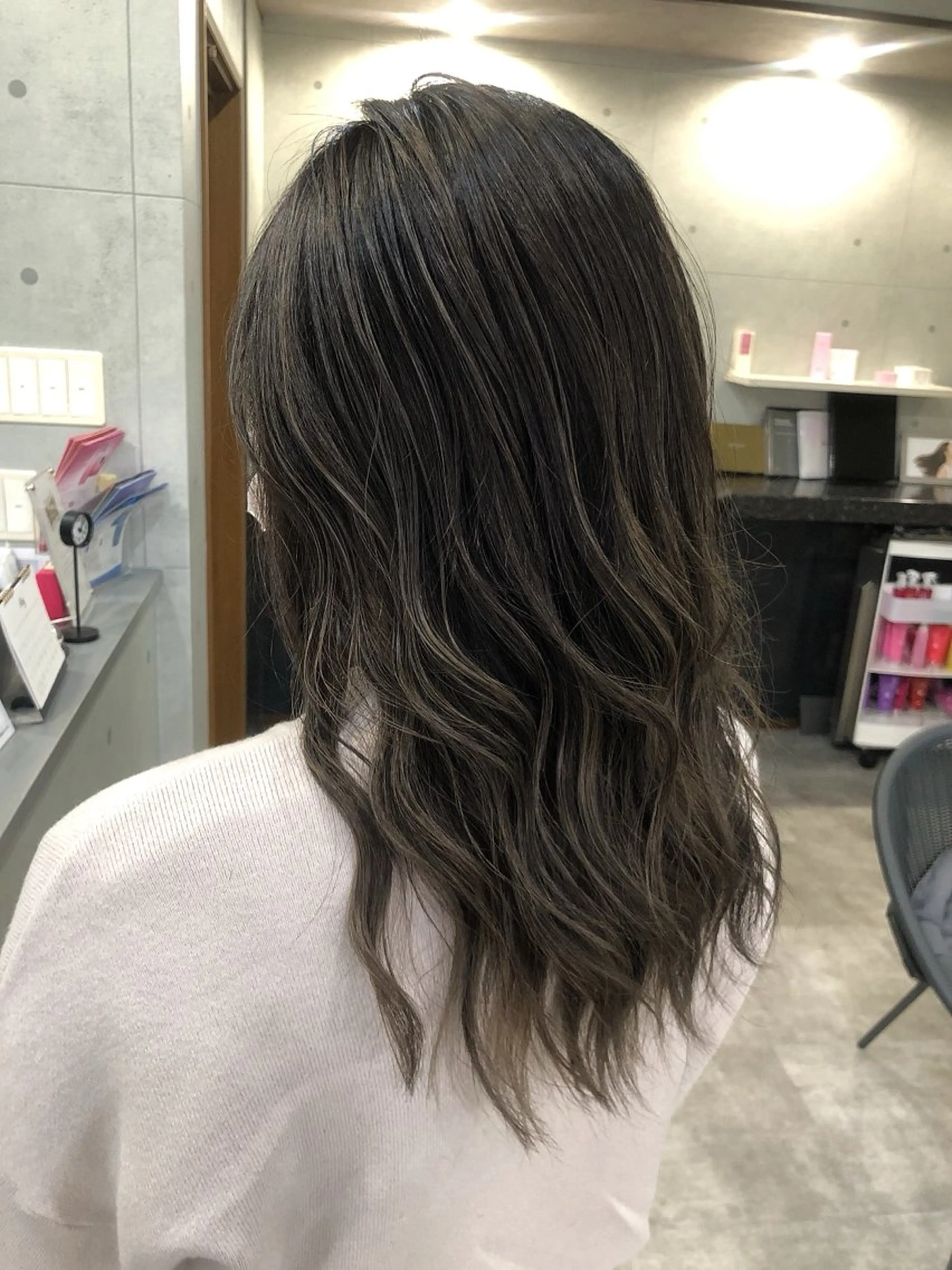 セミロング ボブ くびれヘア くせ毛 髪質改善 切りっぱなしロブ カット ヘアカラー REVE所属・REVE 【外国人風カラー】のヘアスタイル