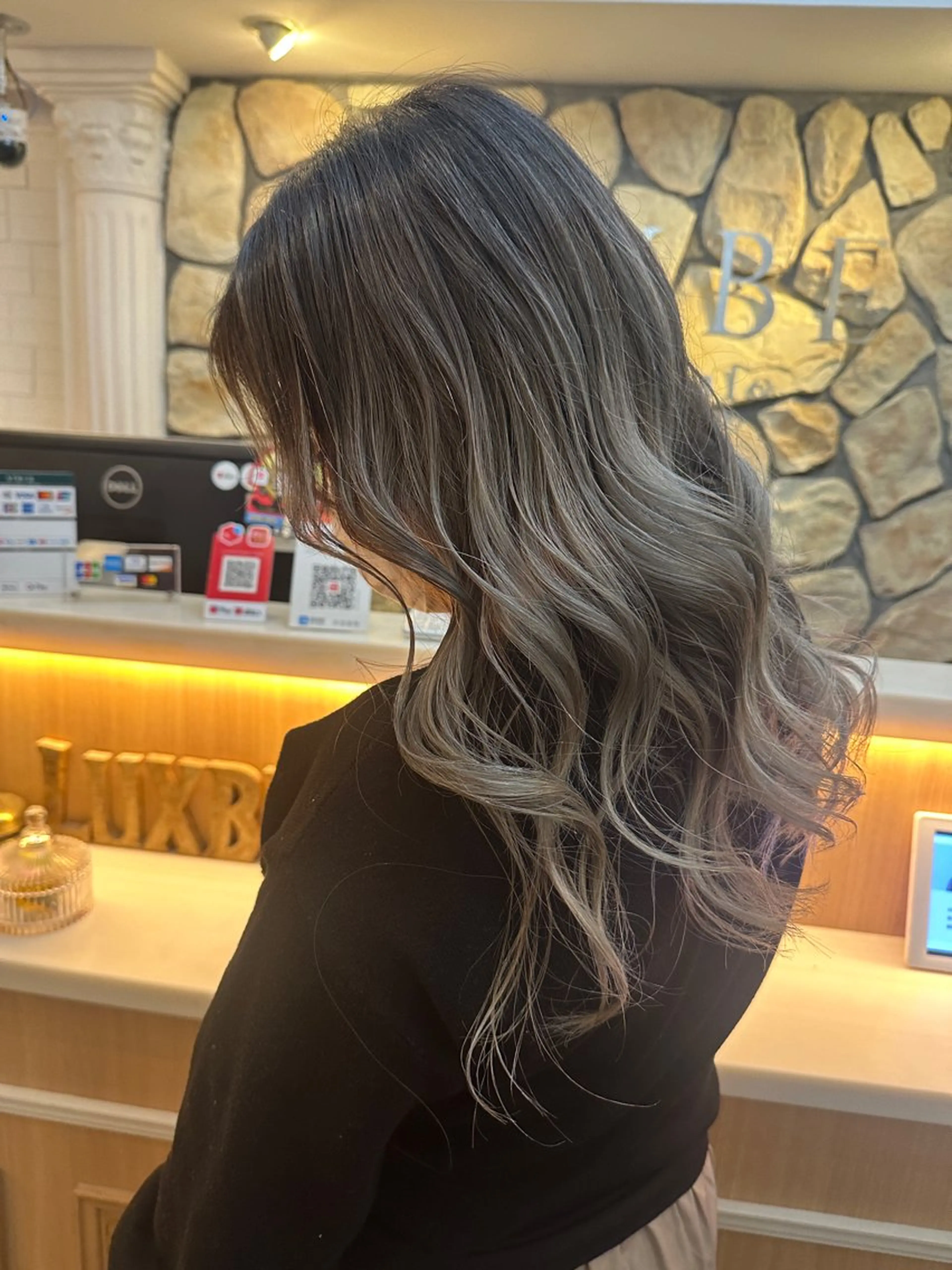 セミロング カラー eL HAIR SALON なんば店所属・ブリーチカラー特化 /焼田貴明のヘアスタイル