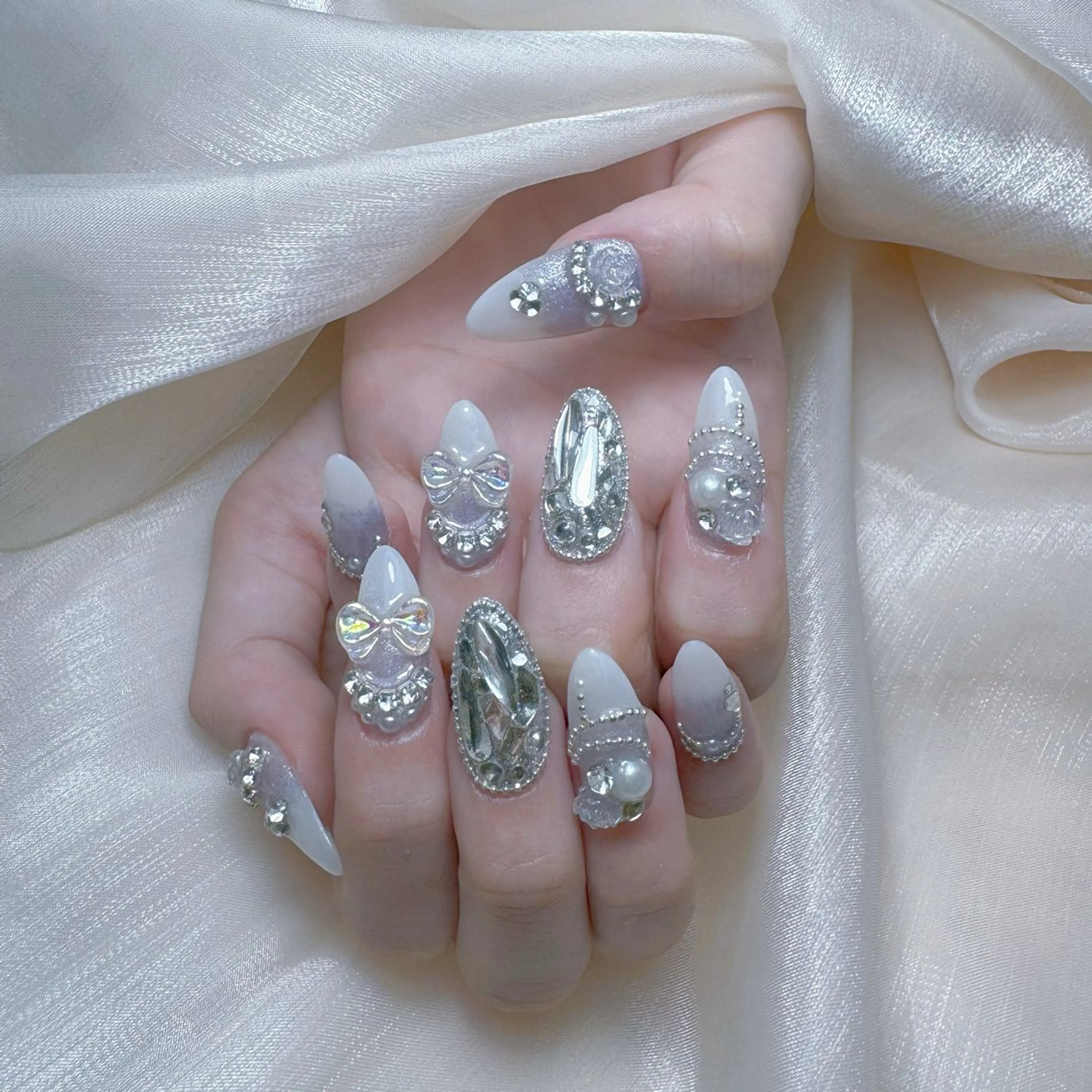 ネイル オーロラネイル フレンチネイル グラデーション ハート 韓国ネイル ハンドネイル Melody Nail所属・Melody 3D/スカルプ専門店のネイルデザイン