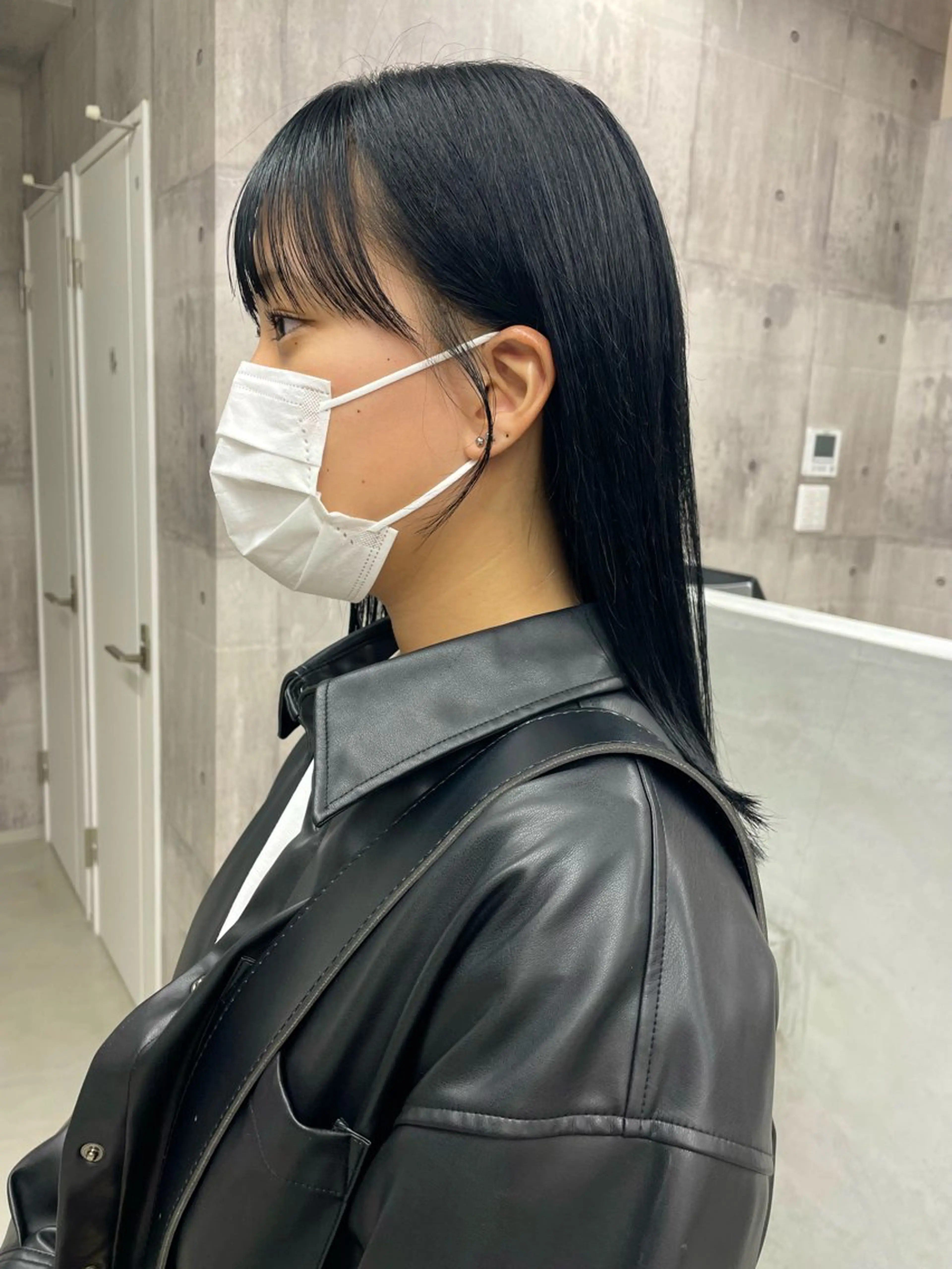 ミディアム カラー 黒髪 ブルーカラー ブルーブラック 錦 茉李のヘアスタイル
