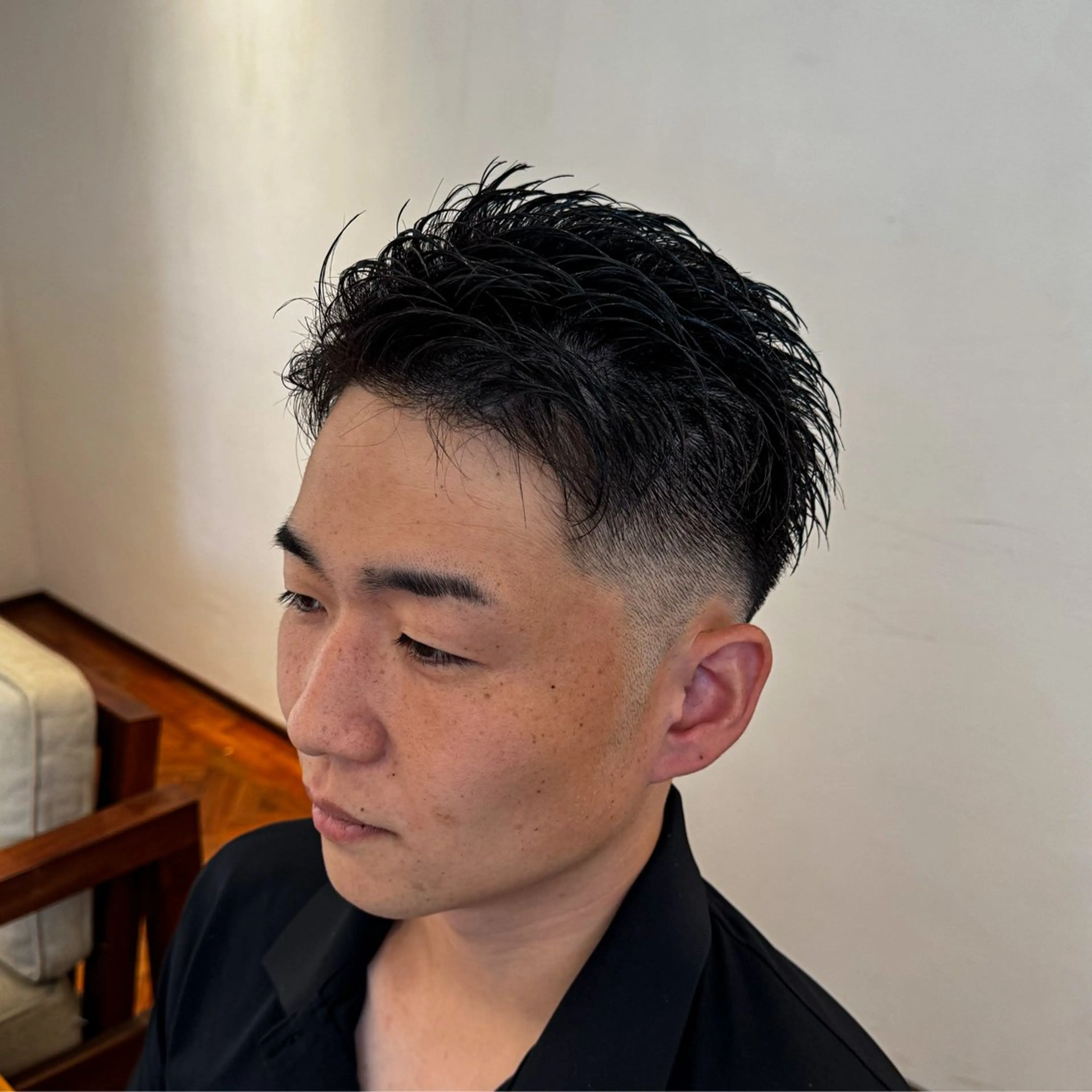 ショート メンズ センターパート フェードカット メンズハイライト カルマパーマ マッシュウルフ 吉田 新平のヘアスタイル