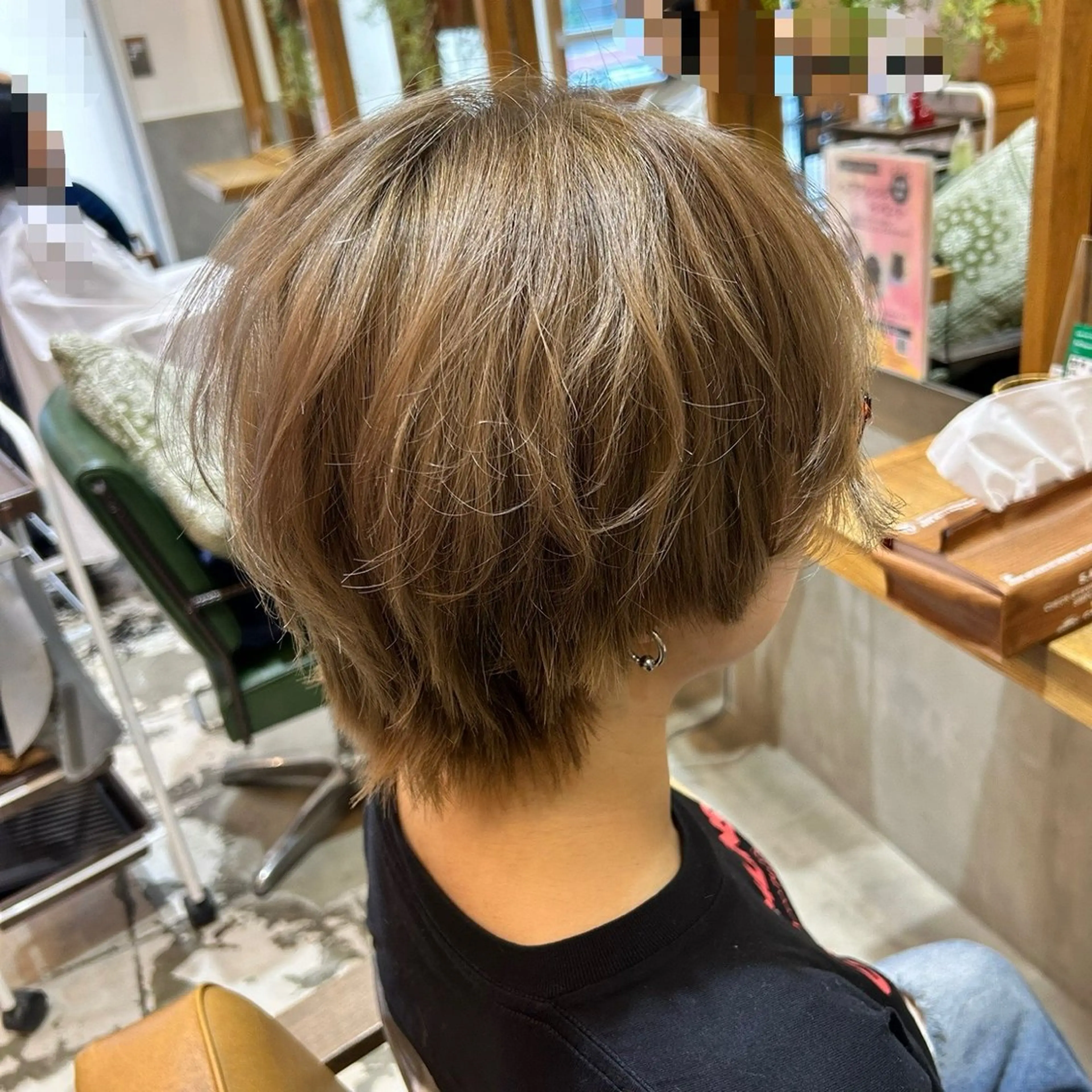 ショート カラー ベージュカラー ブリーチ ミルクティーベージュ ショートヘア カット ヘアカラー トリートメント 若狭 彩花のヘアスタイル