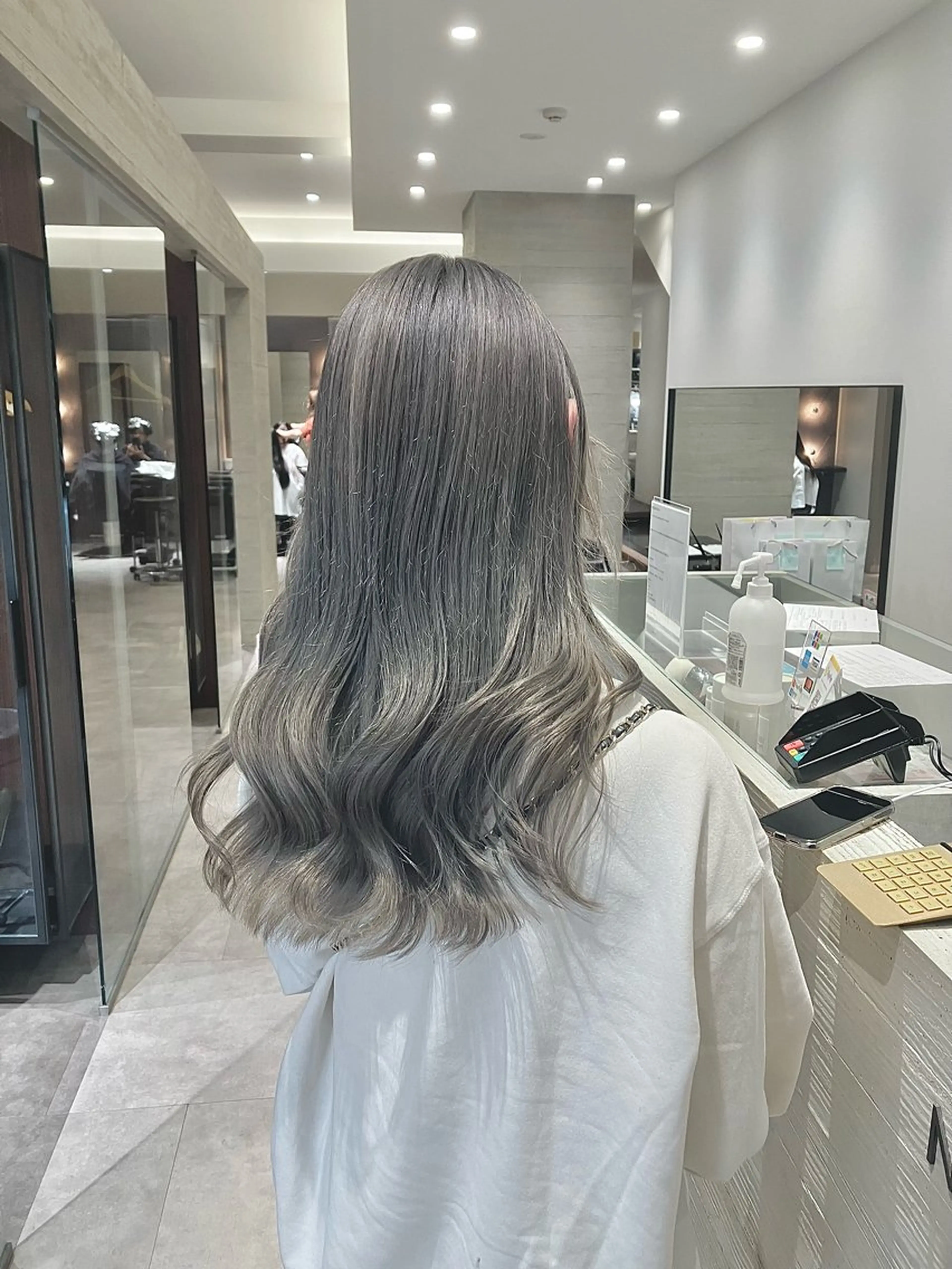ロング カラー ブリーチ シルバー サキ🤍ハイトーン 🩰くびれ巻きヘアのヘアスタイル