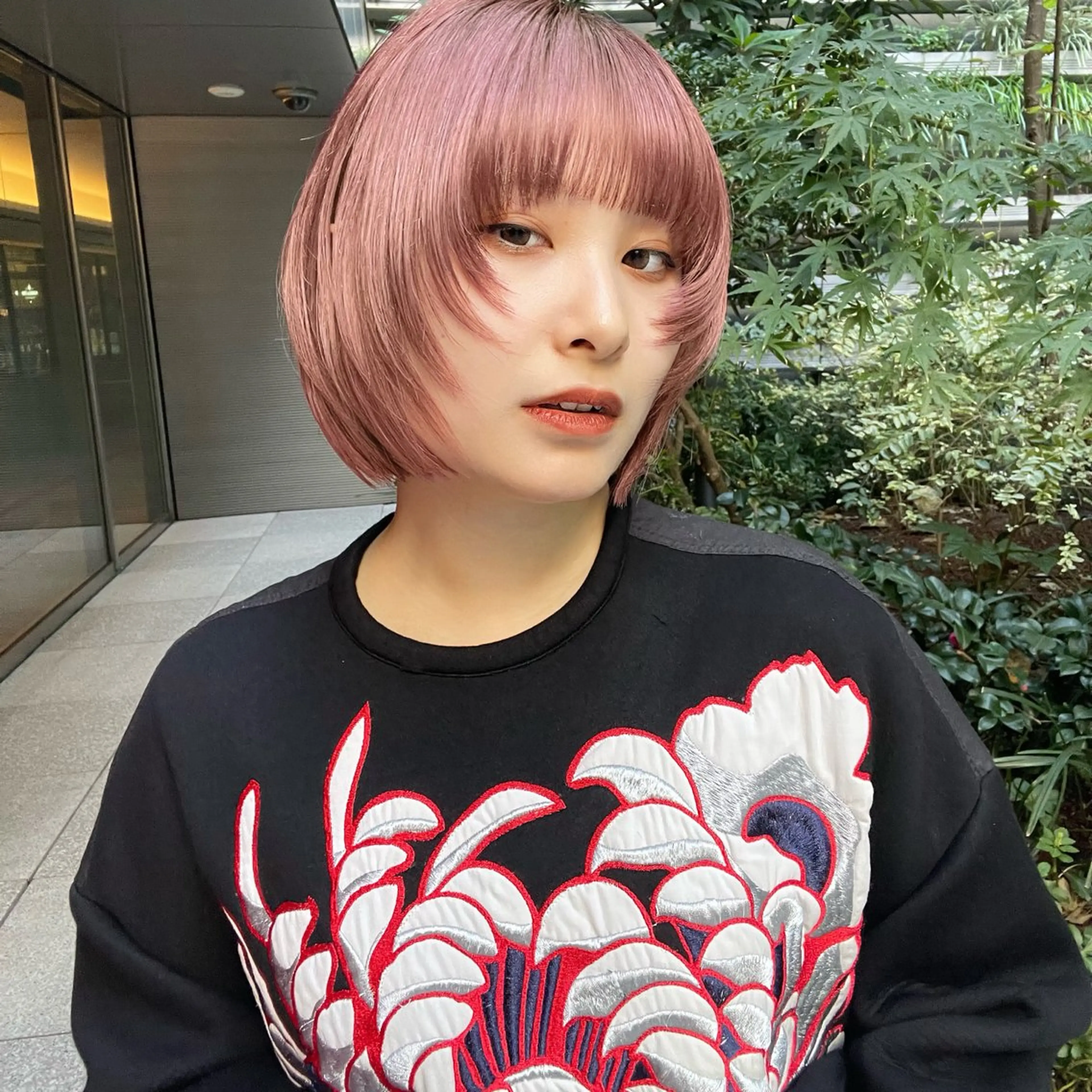 ショート カラー ダブルカラー インナーカラー くびれヘア 斜めバング かきあげバング ヘアカラー トリートメント ヘアセット ニュアンスレイヤー ハイトーンカラーのヘアスタイル