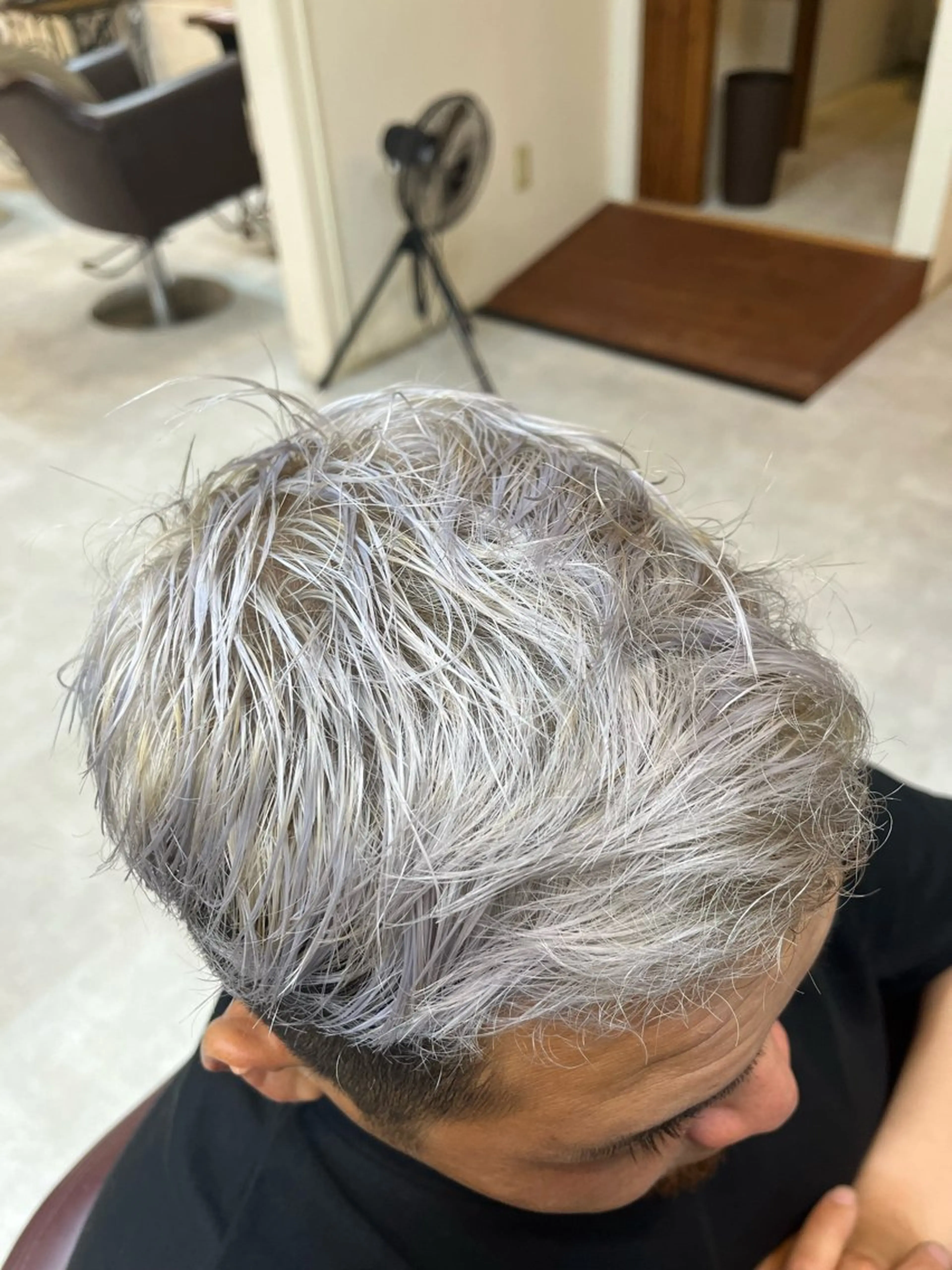 カラー ブリーチ シルバー 岡部 夏生のヘアスタイル