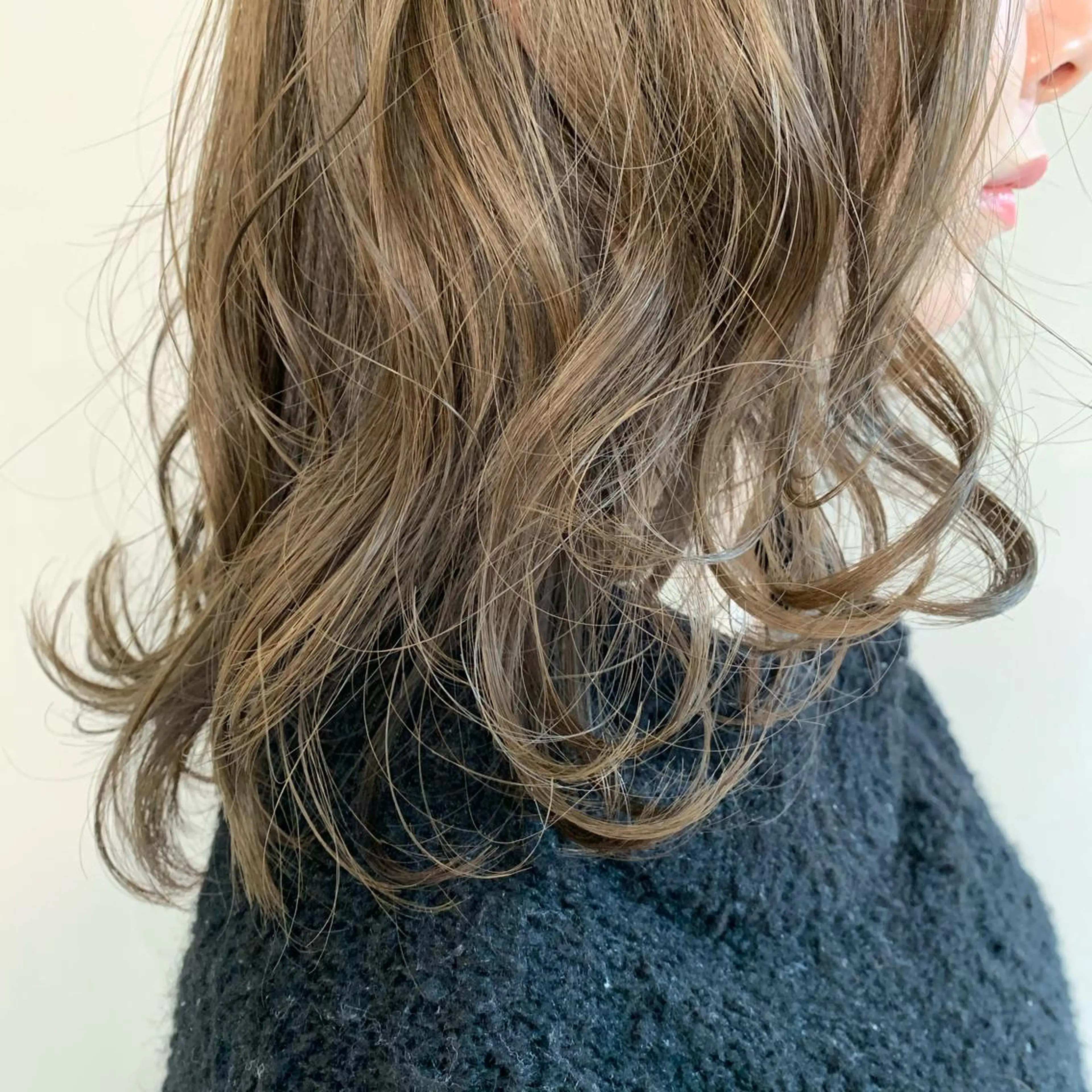 ミディアム カラー パーマ ヘアアレンジ ブリーチ グレージュ ハイトーンカラー ハイトーングレージュ カット ヘアカラー 加藤 綾華のヘアスタイル