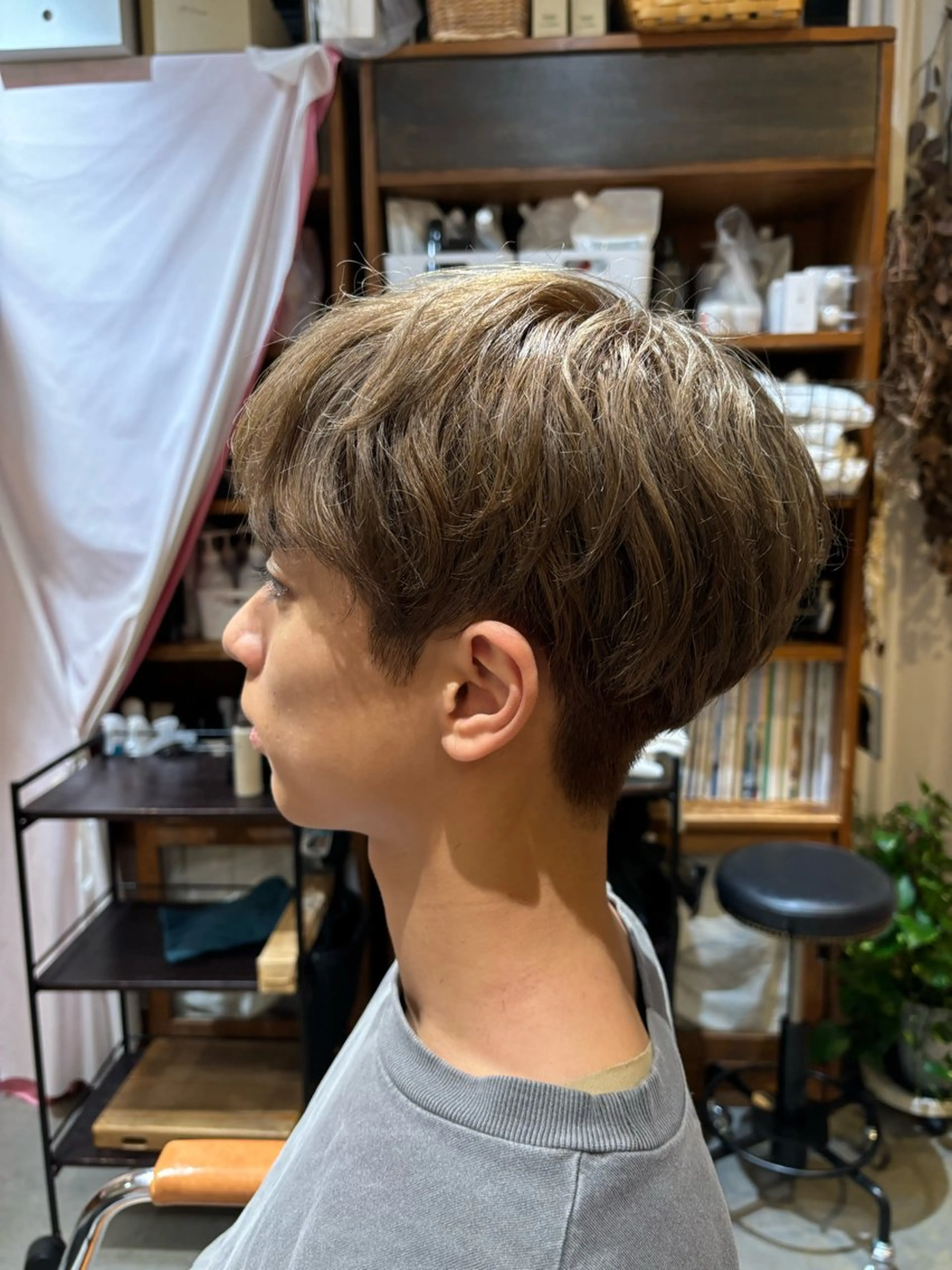 ショート カラー メンズ ベージュカラー ミルクティーベージュ トリコヘアサロン 新井千智のヘアスタイル