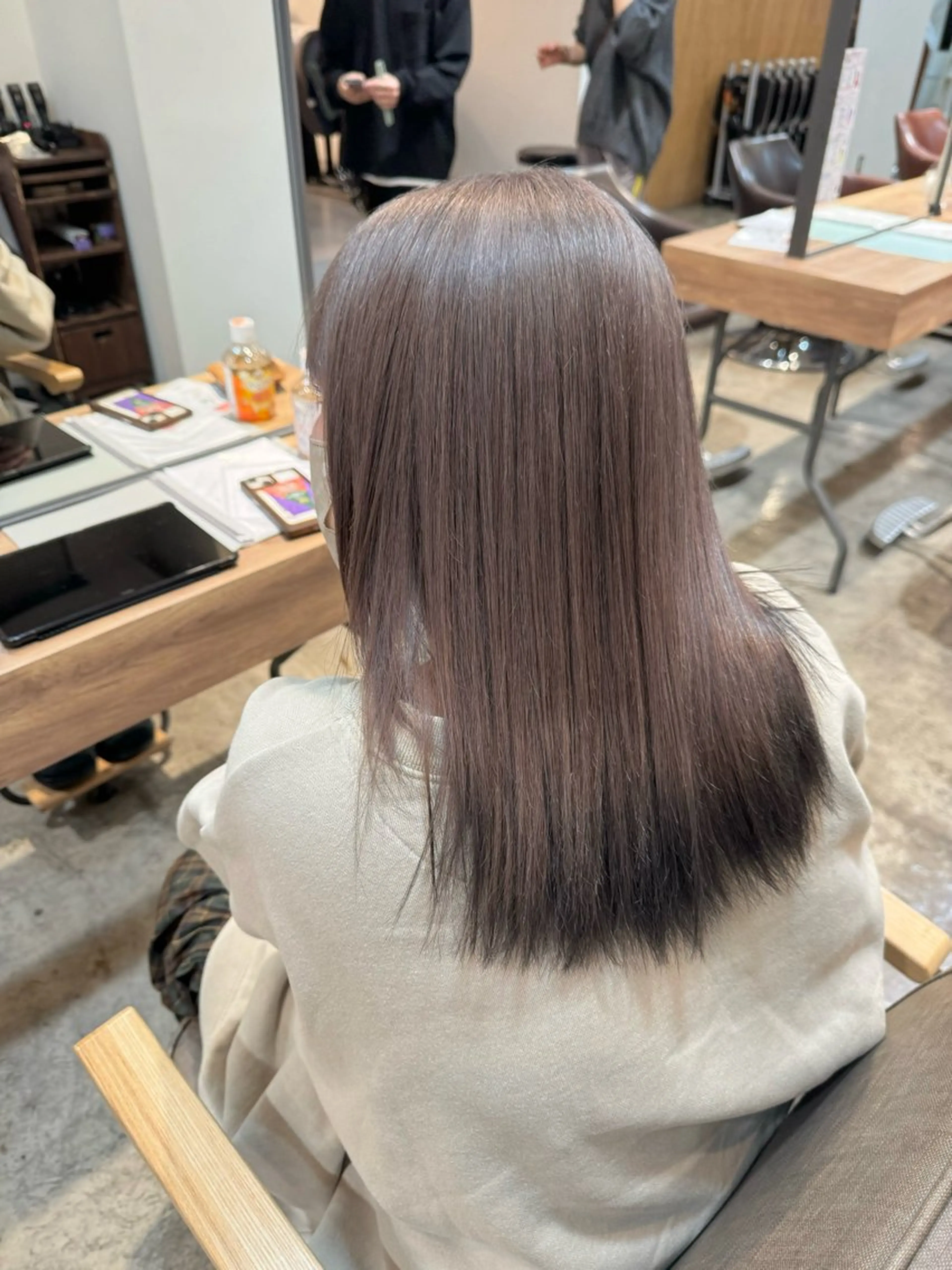 ミディアム カラー グレージュ ミルクティーグレージュ 聖斗 /ハイトーン/パーマのヘアスタイル