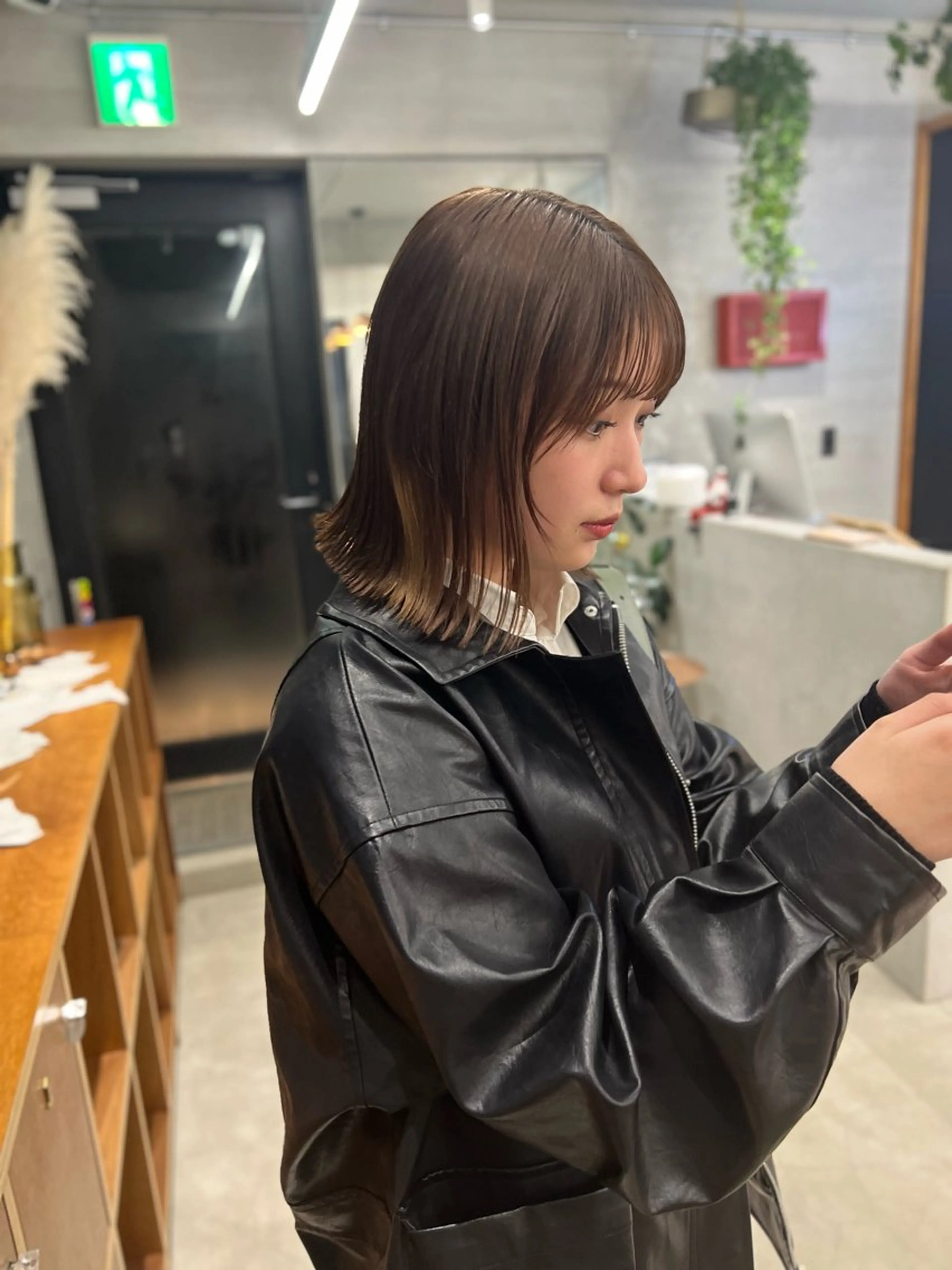 ミディアム 外ハネヘア ケアブリーチ/ ハイトーン/牧野のヘアスタイル