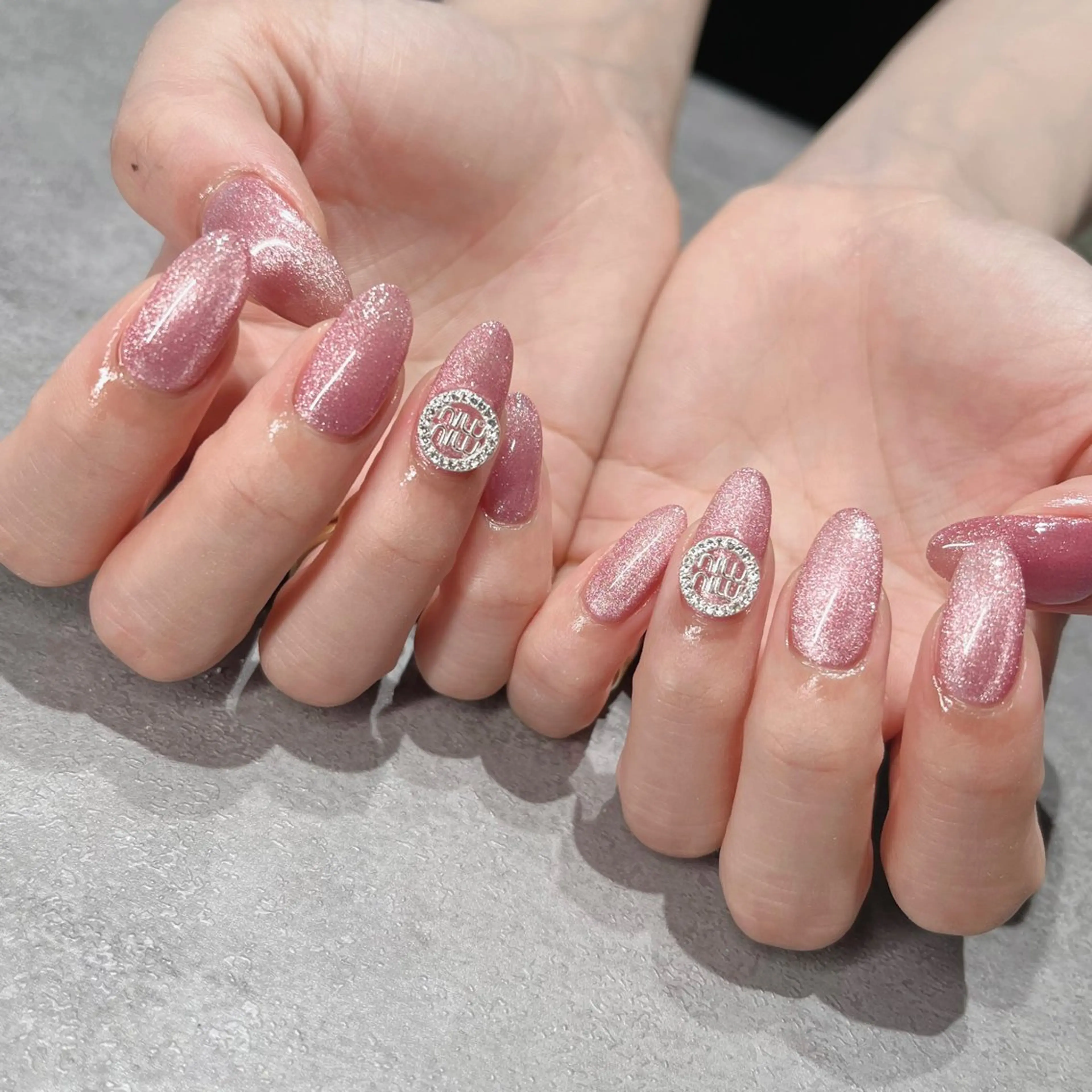 ネイル フットネイル フレンチネイル ジェルネイル ラメ(グリッター) ラメグラデーション ハンドネイル NEO Beauty Salon所属・𝐍𝐄𝐎 𝐉𝐔𝐑𝐈のネイルデザイン