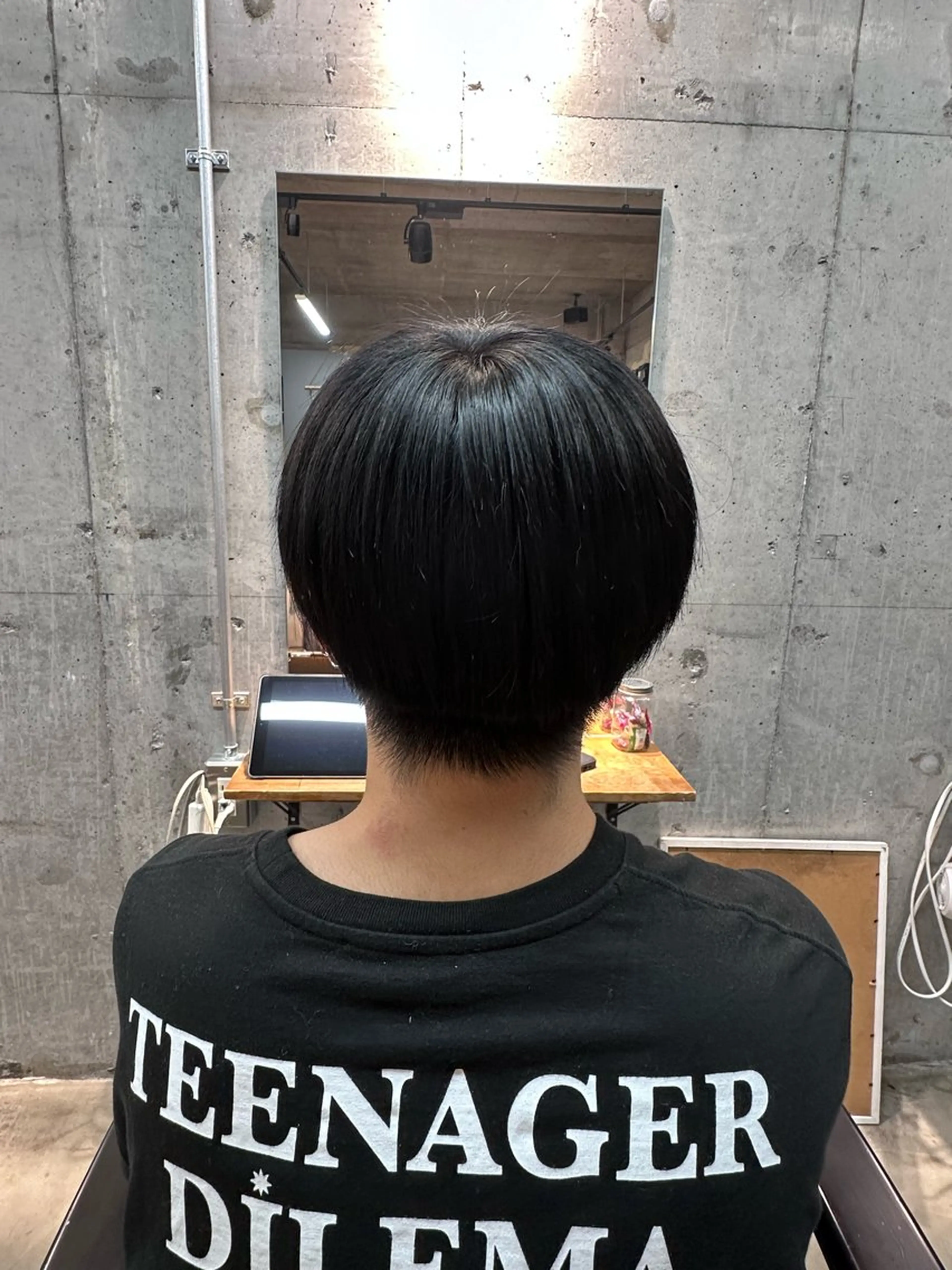 カラー メンズ メンズブリーチ マッシュ 黒髪 ブリーチ ブルーカラー 穴原 優紀のヘアスタイル